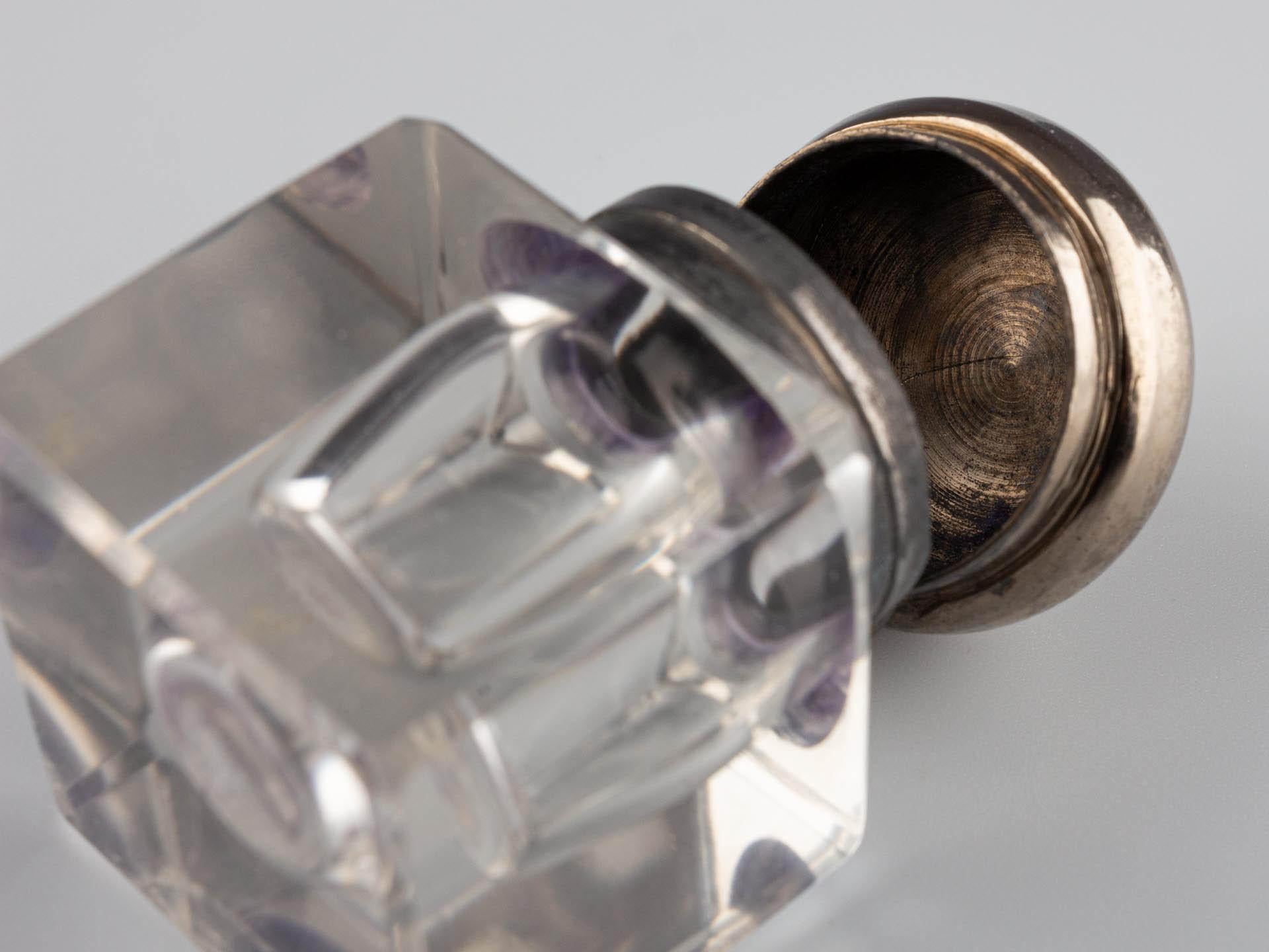 Tintero de cristal tallado de principios del siglo XX con tapón de rosca plateado en venta 3
