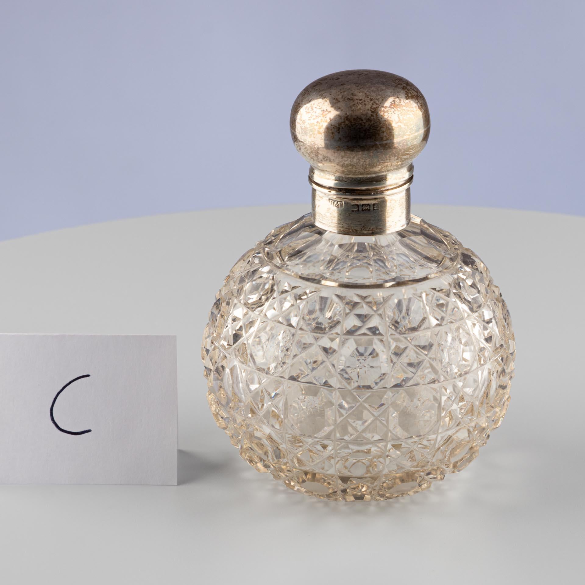 Encrier anglais avec corps en cristal facetté

Origine : Royaume-Uni, Birmingham
MATERIAL : Cristal taillé, monture en argent sterling
Date : 1905

Dimensions :
H × Ø : 13 × 9 cm

Description :
Cet encrier sphérique est fabriqué en cristal taillé