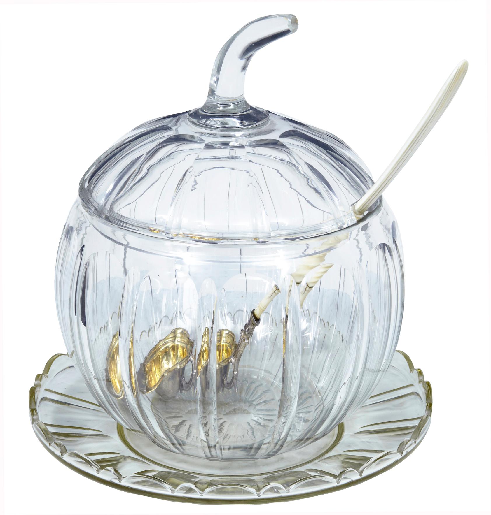 Halloween-Bowle aus geschliffenem Glas aus dem frühen 20. Jahrhundert, ca. 1920.

Eine feine Qualität geschliffene Klasse Kürbis Form Punsch Schüssel mit Deckel, komplett mit original geschliffenem Glas Platte.  Wird mit einer vergoldeten