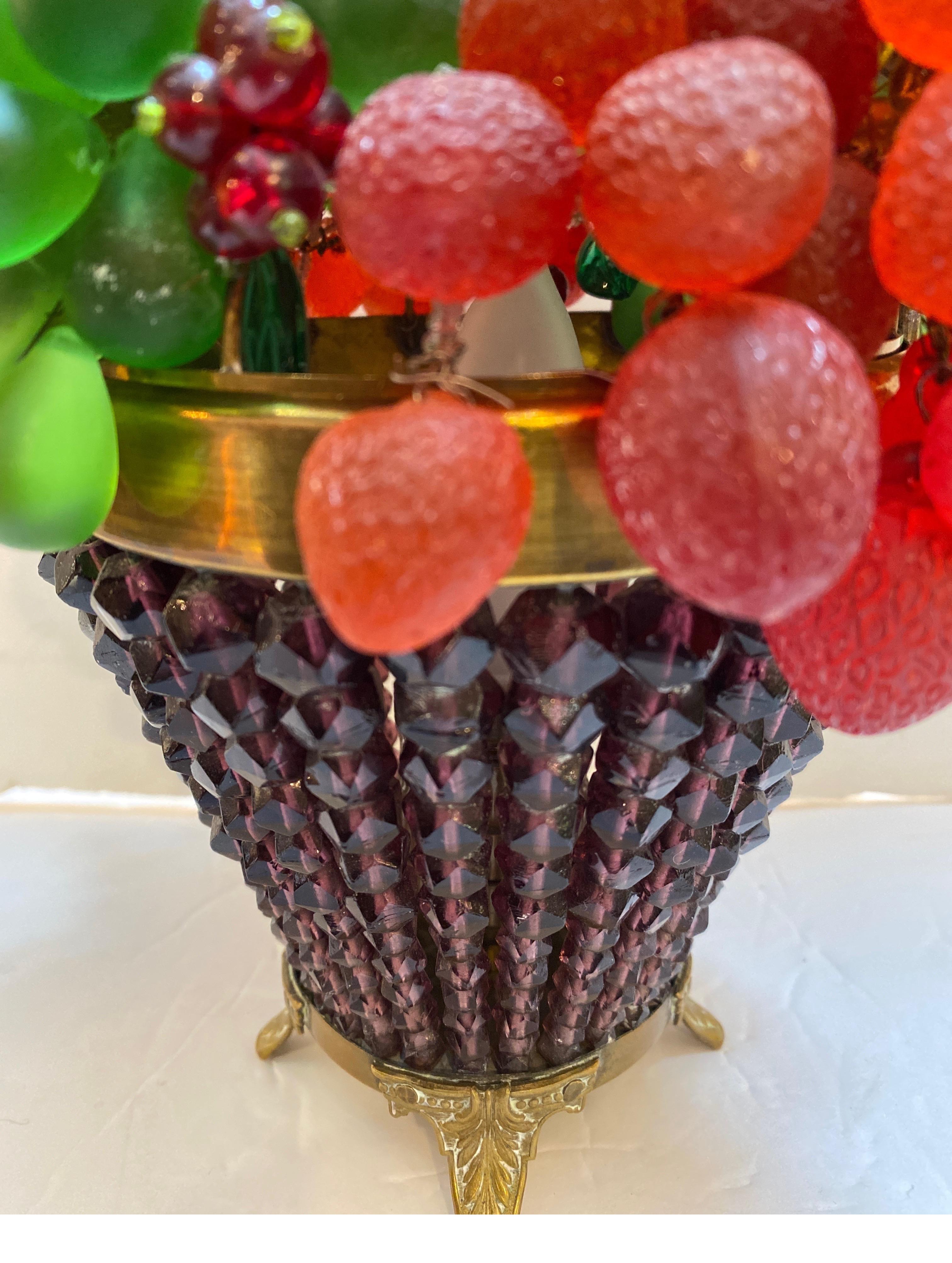 Lampe en forme de panier à fruits en verre tchèque perlé du début du 20e siècle Excellent état - En vente à Lambertville, NJ