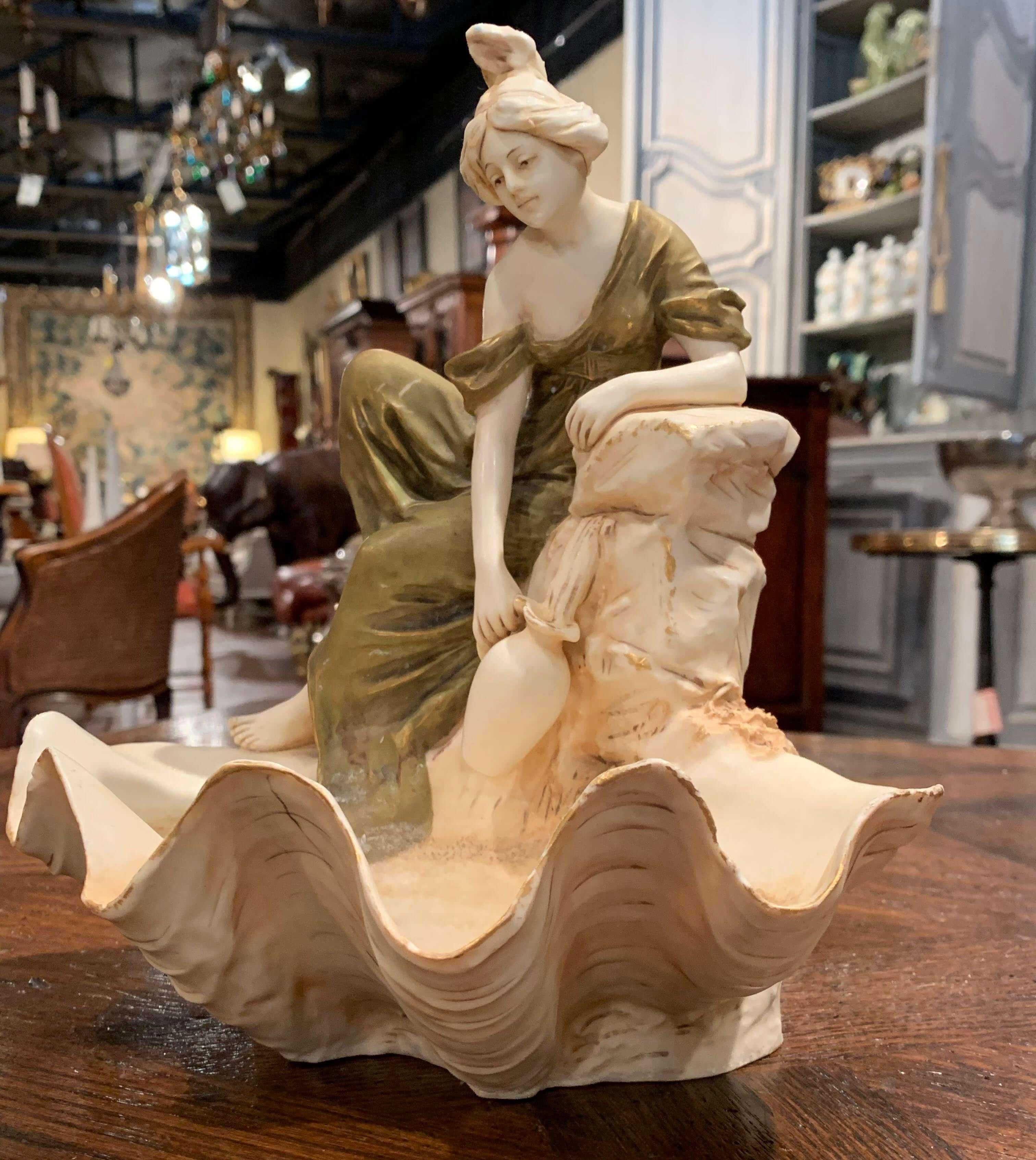 Escultura de mujer de porcelana tallada checa Royal Dux de principios del siglo XX Art Nouveau en venta