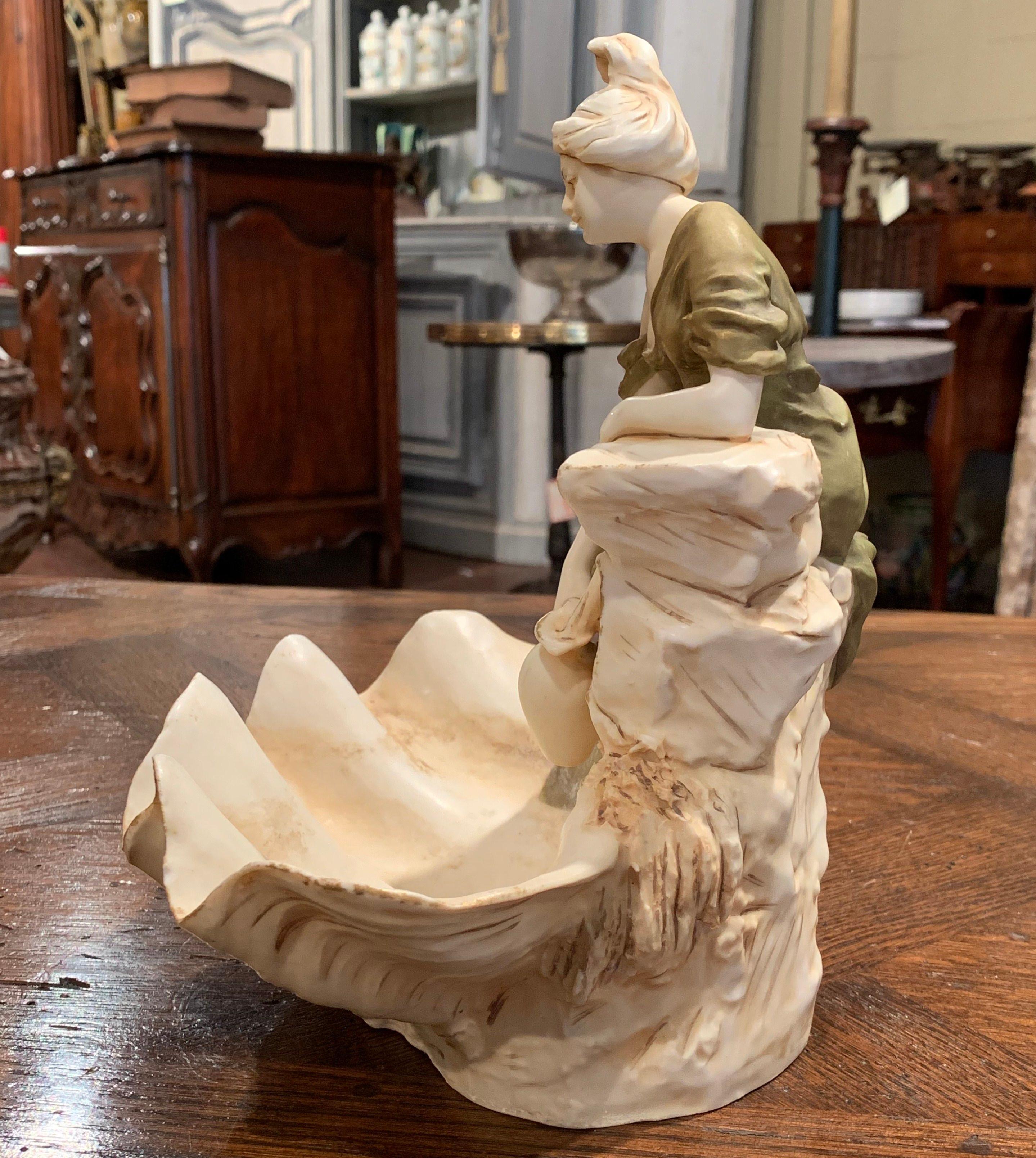 20ième siècle Sculpture de femme en porcelaine sculptée , Royal Dux Bohemia , début du XXe siècle , République Tchèque en vente