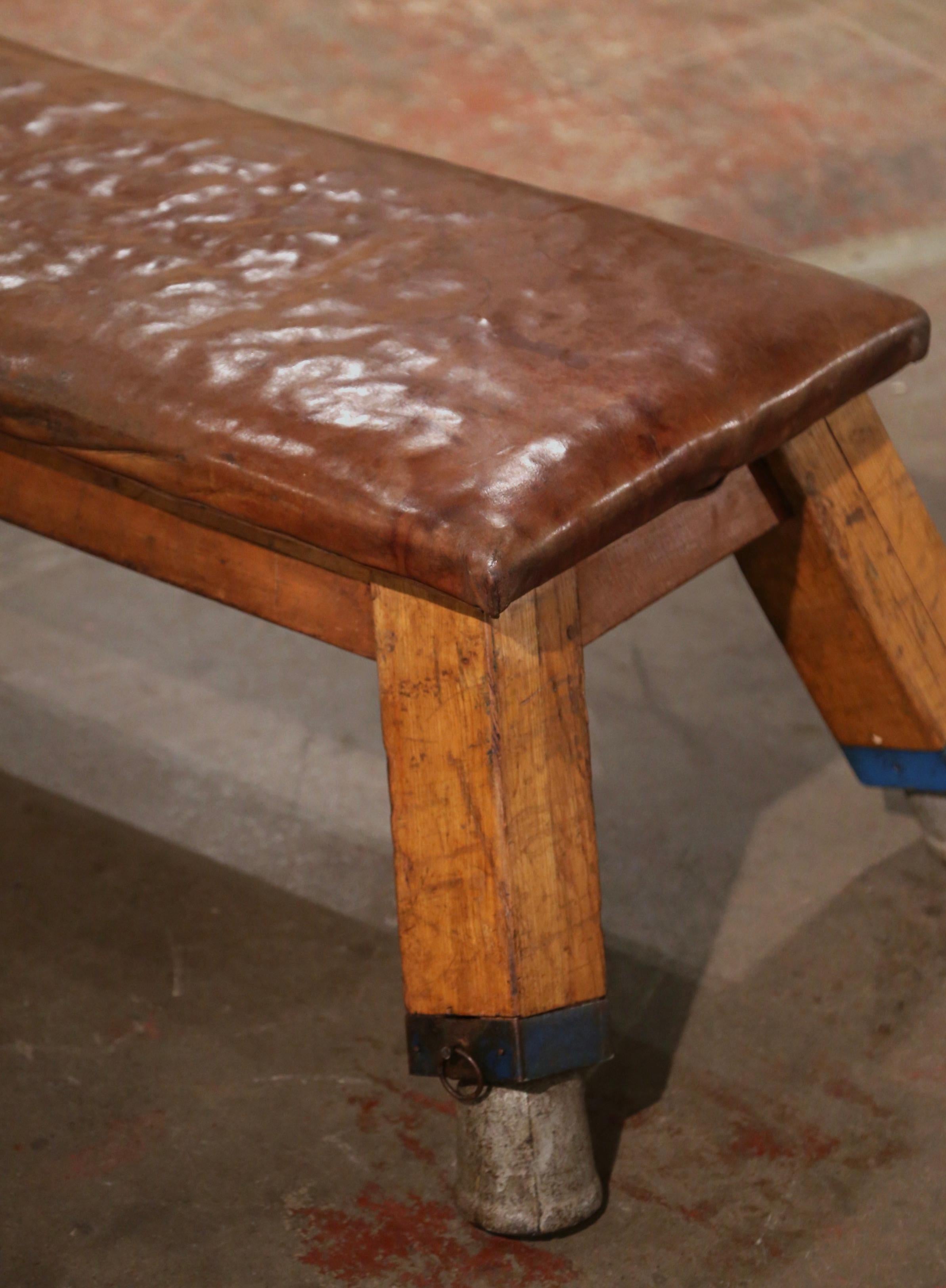 Sculpté à la main Banc de formation à quatre pieds en pin avec plateau en cuir brun clair tchèque, début du 20e siècle en vente