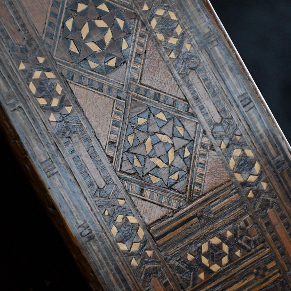 Intarsien großer Damaskus-Tisch des frühen 20. Jahrhunderts  im Zustand „Starke Gebrauchsspuren“ im Angebot in London, GB