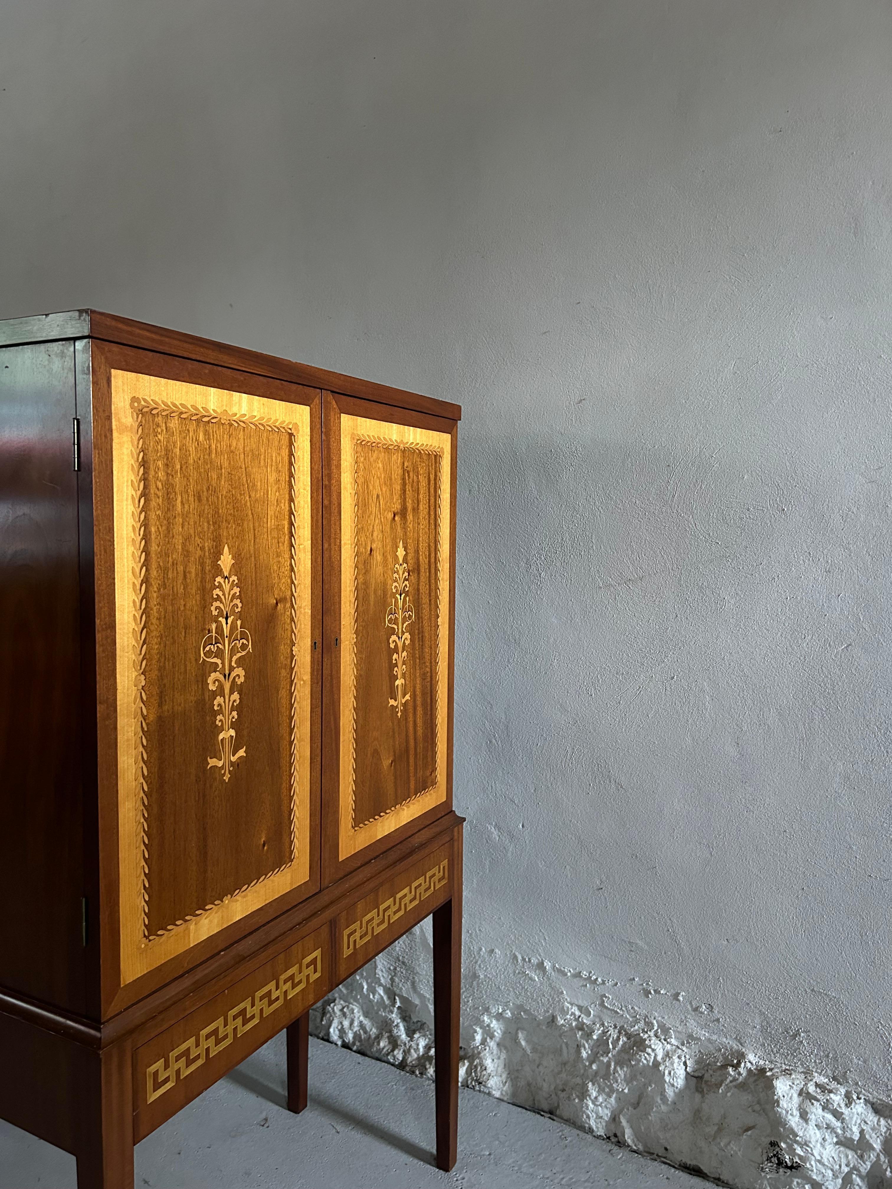 Unico mobile art déco dell'ebanista danese Lauritz Møller Klausen, il mobile è stato realizzato come pezzo di diploma di Lauritz Møller Klausen al termine del corso di falegnameria a Copenaghen negli anni Trenta.
Il mobile è realizzato in mogano con