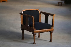 Poltrona Art Nouveau danese dei primi del Novecento, rivestita in Bouclé di carbone