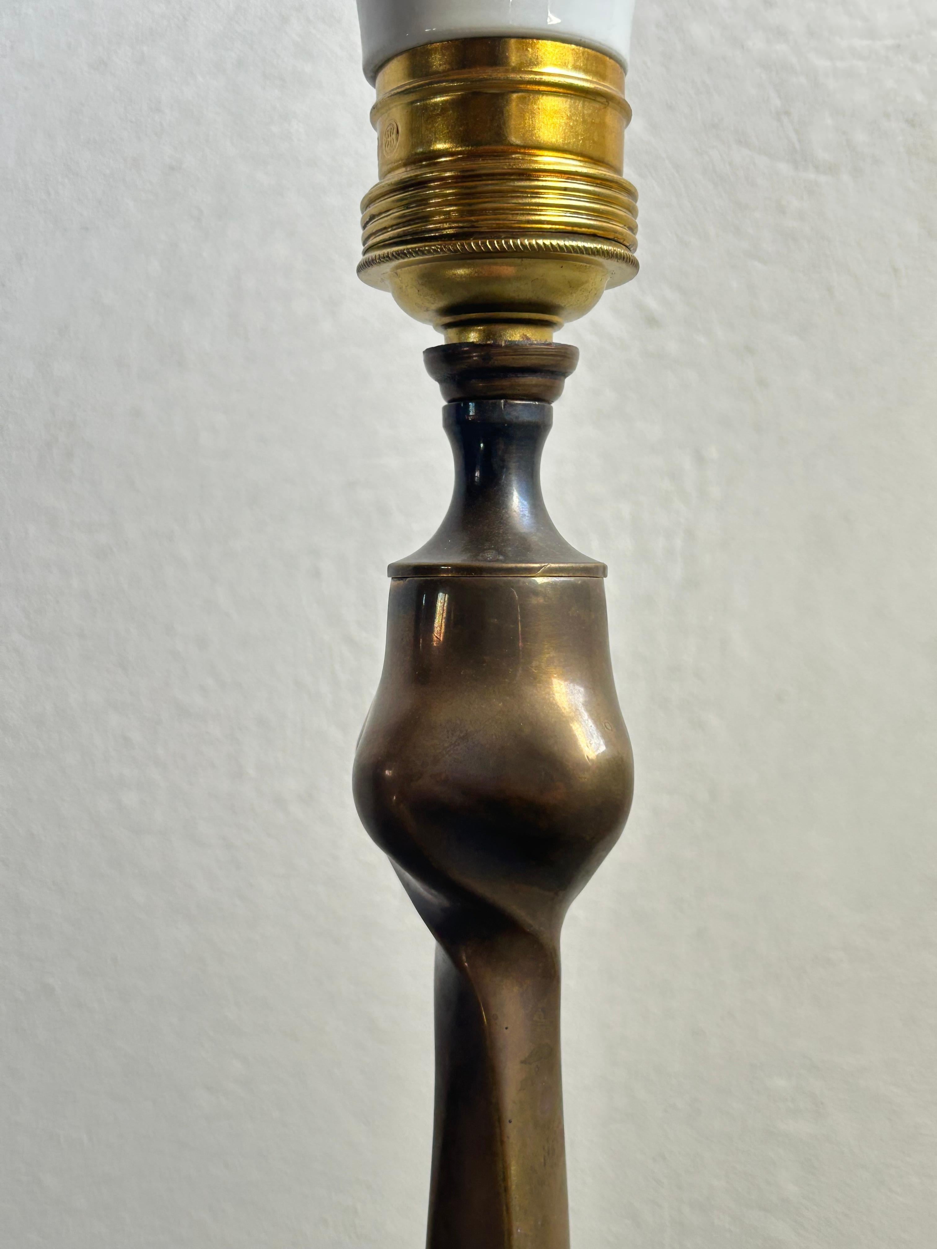 Lampe de table danoise Art Nouveau du début du 20e siècle, en bronze massif, datant d'environ 1910. Cette élégante pièce présente les lignes organiques fluides typiques de la période Art nouveau, avec une silhouette gracieusement effilée et
