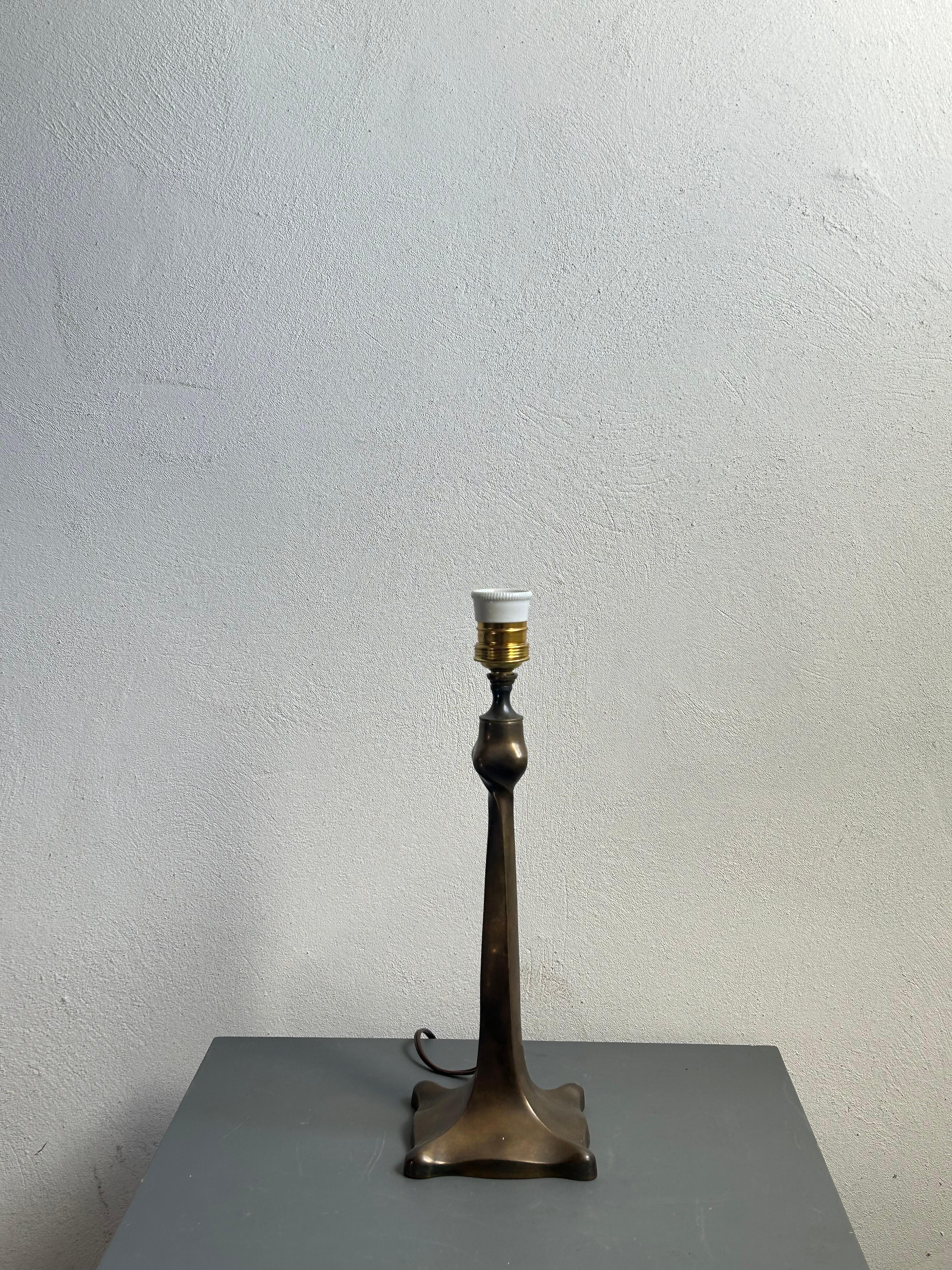 Moulage Lampe de table danoise Art Nouveau en bronze du début du 20e siècle, vers 1910 en vente