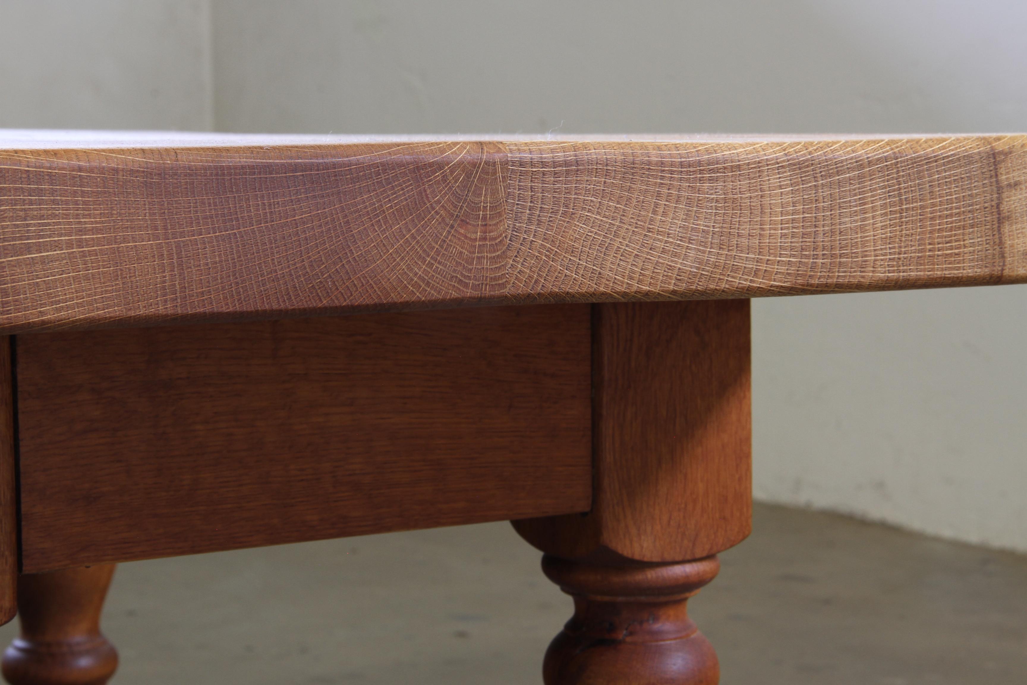 Anfang des 20. Jahrhunderts Dänischer Barock Couchtisch Eiche massiv im Angebot 5