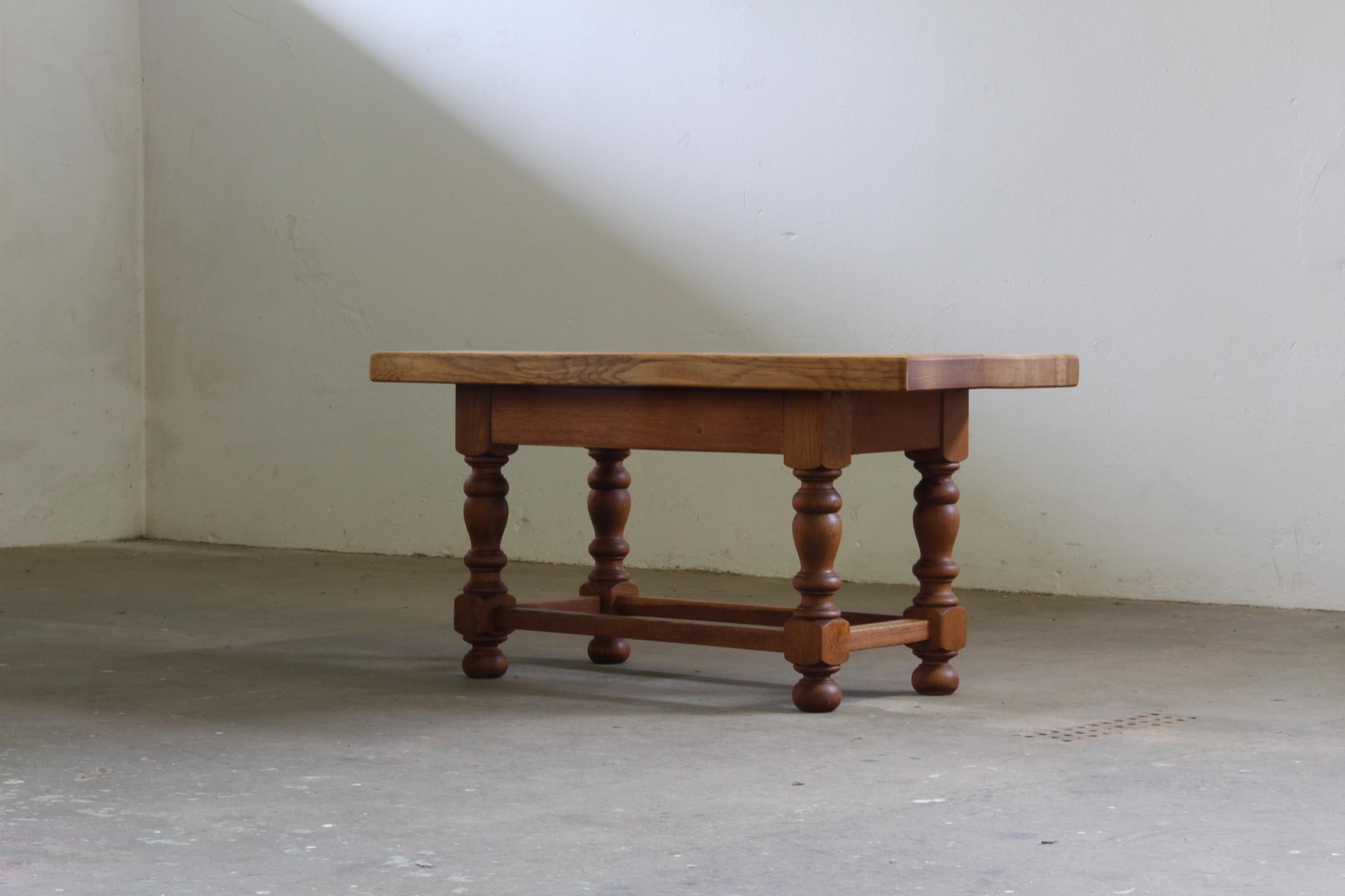 Ein Couchtisch im jakobinischen Stil des 19. Jahrhunderts, gefertigt im dänischen Bauernhausstil, mit einer dicken, massiven Eichenplatte und robusten, balusterförmig gedrechselten Beinen. Die rechteckige Platte und die mittige Streckung verleihen