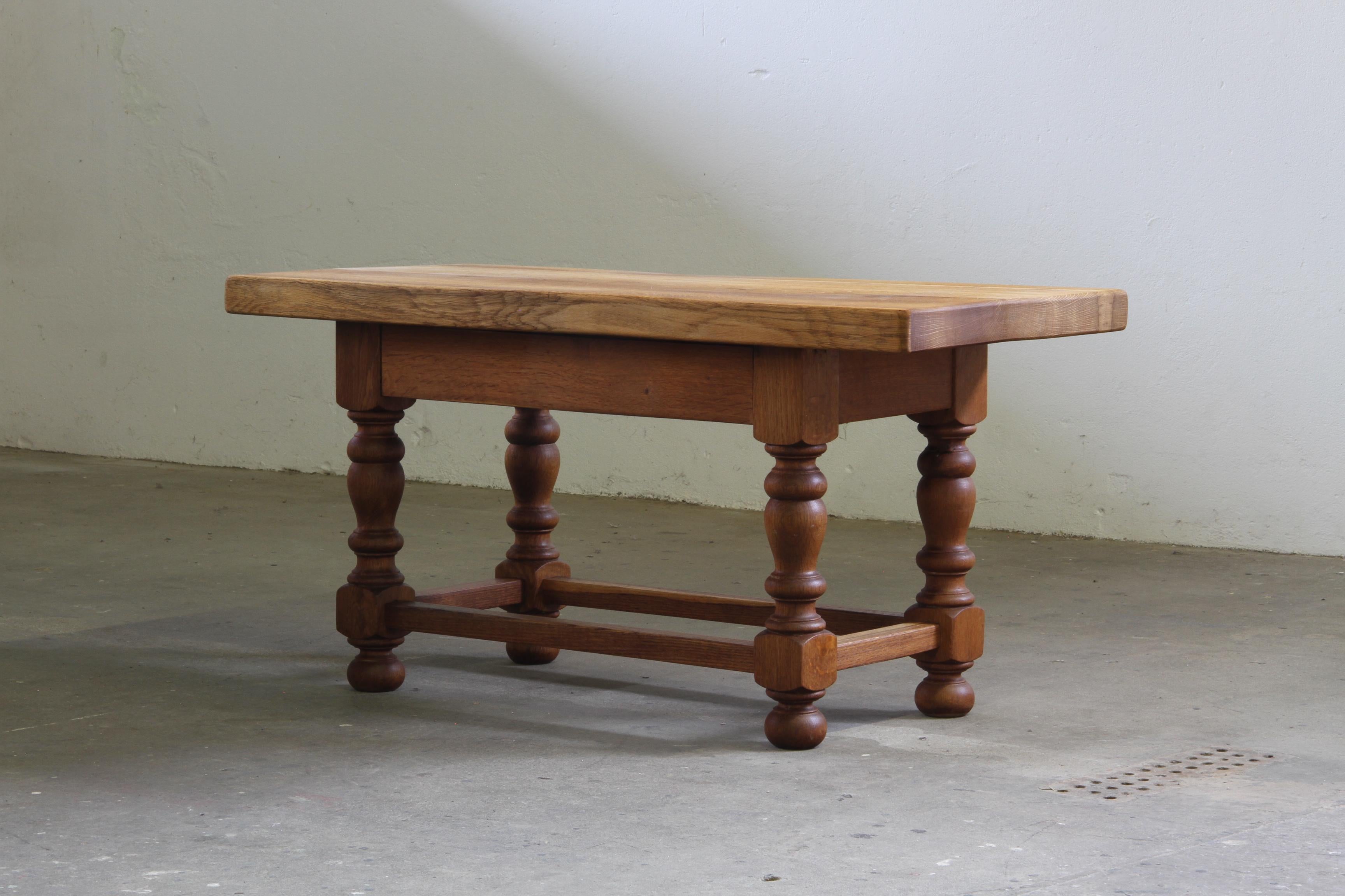 Anfang des 20. Jahrhunderts Dänischer Barock Couchtisch Eiche massiv im Zustand „Gut“ im Angebot in Store Heddinge, DK