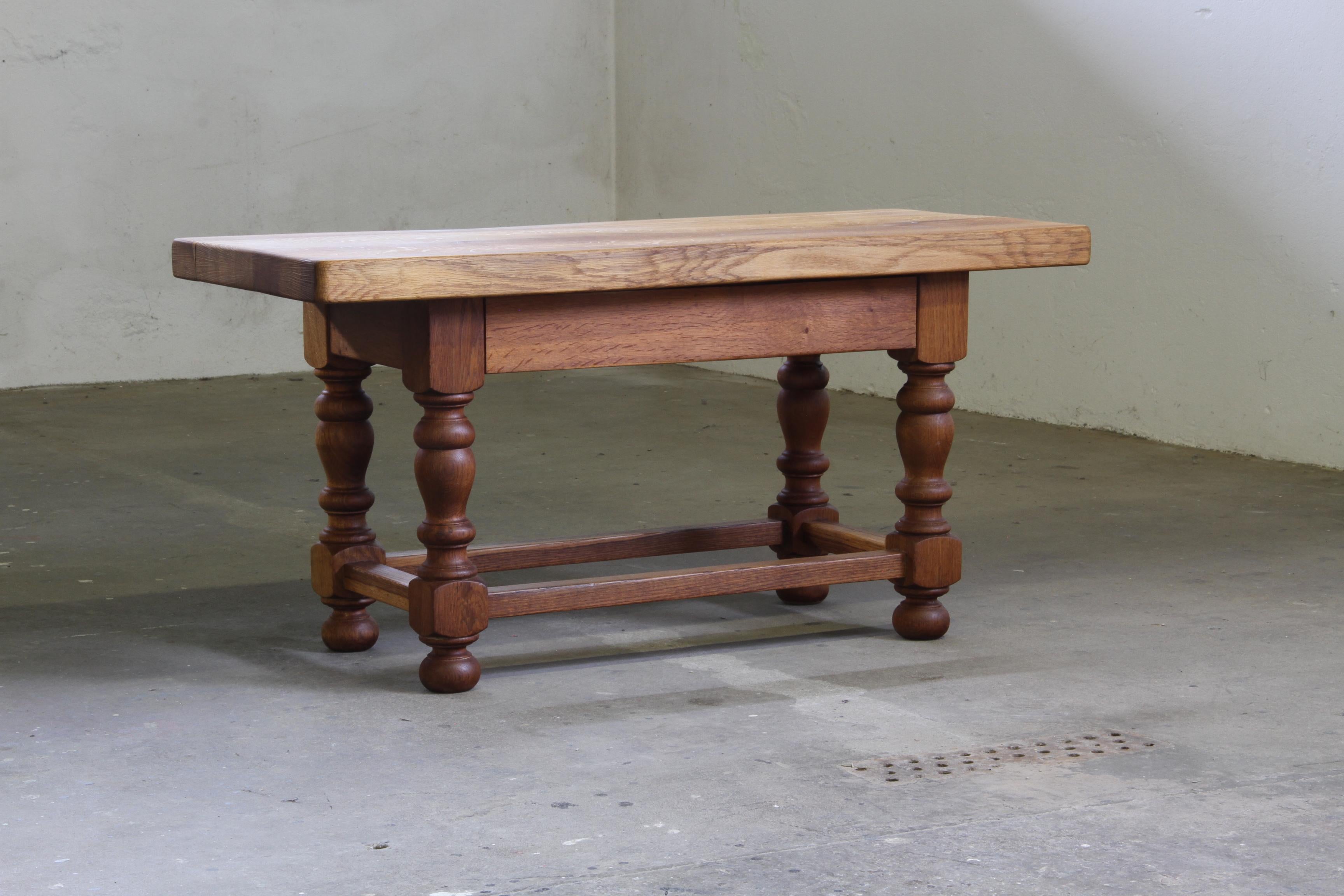 Anfang des 20. Jahrhunderts Dänischer Barock Couchtisch Eiche massiv (Frühes 20. Jahrhundert) im Angebot