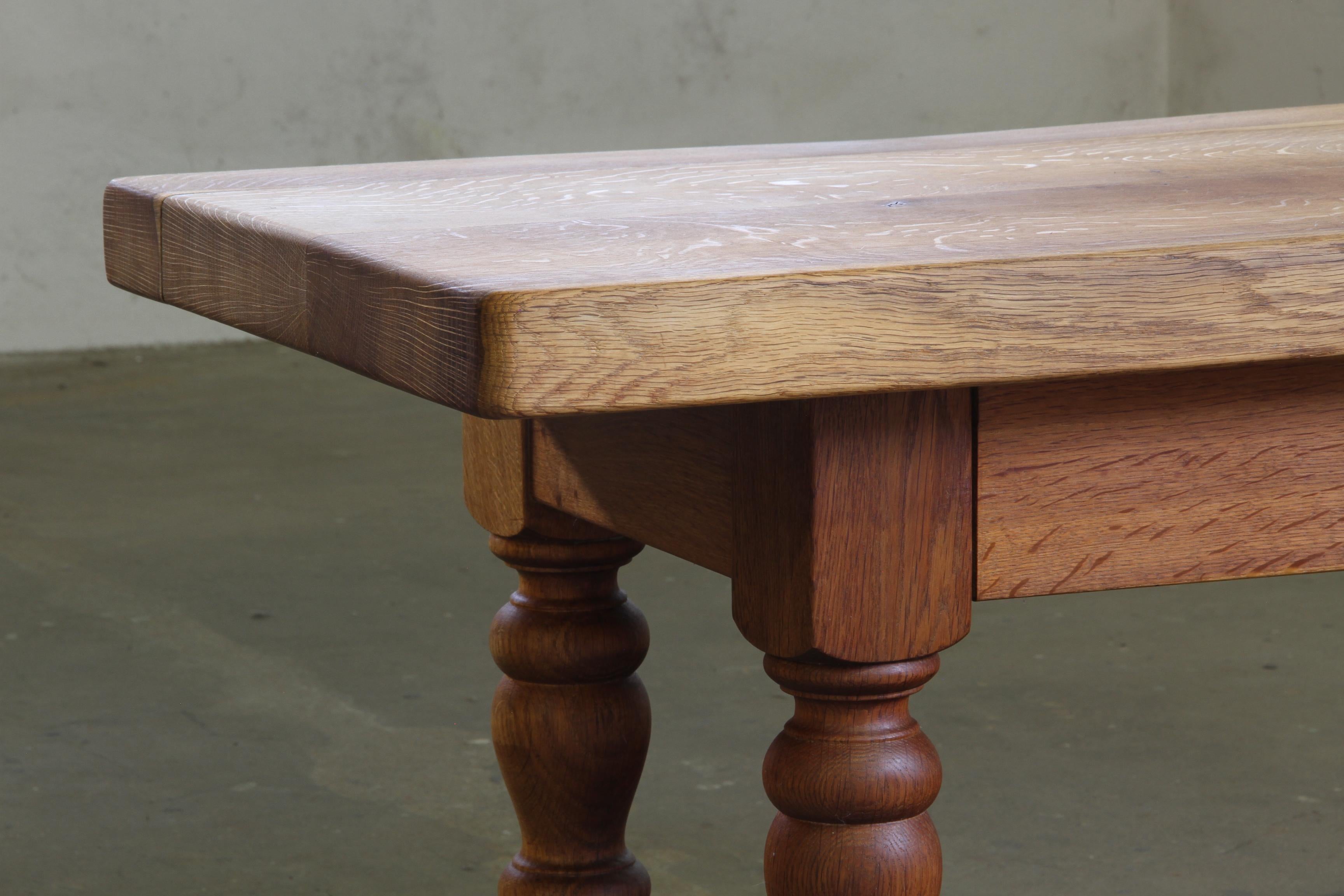 Anfang des 20. Jahrhunderts Dänischer Barock Couchtisch Eiche massiv (Eichenholz) im Angebot