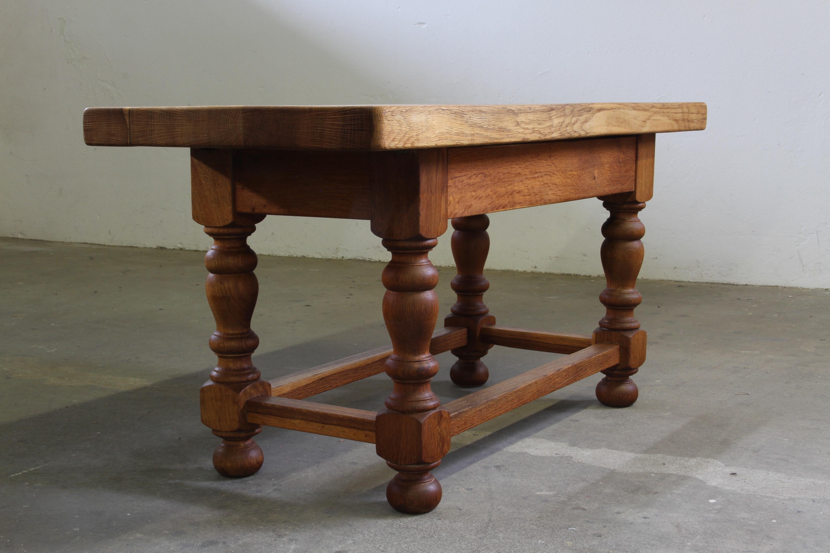 Anfang des 20. Jahrhunderts Dänischer Barock Couchtisch Eiche massiv im Angebot 2