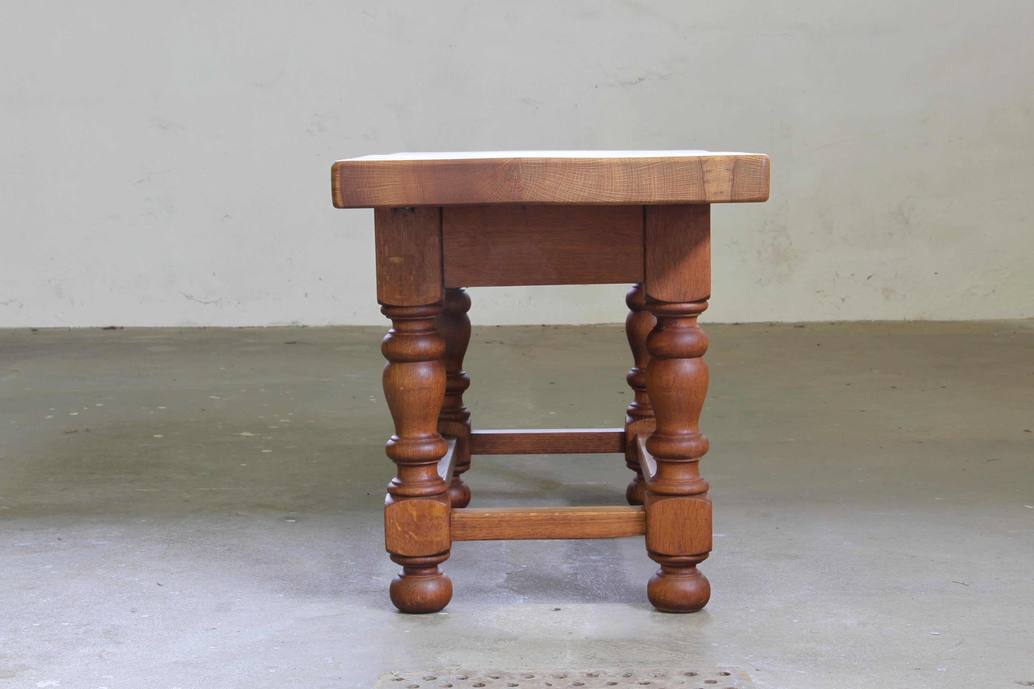 Anfang des 20. Jahrhunderts Dänischer Barock Couchtisch Eiche massiv im Angebot 4