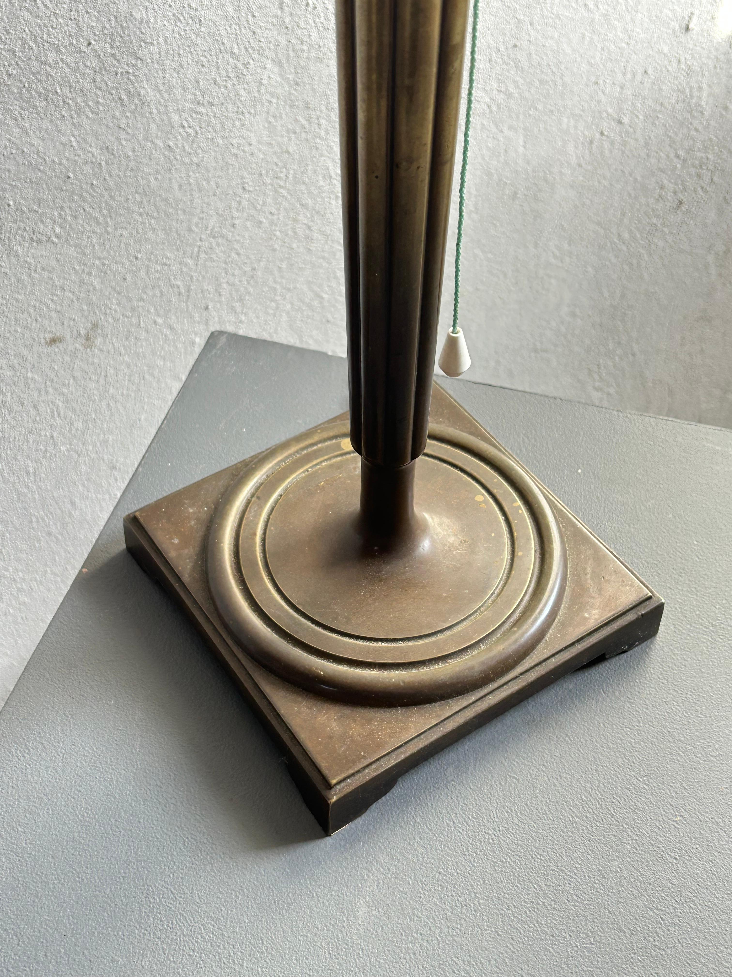 Arts and Crafts Lampe de table danoise en bronze du début du XXe siècle en vente