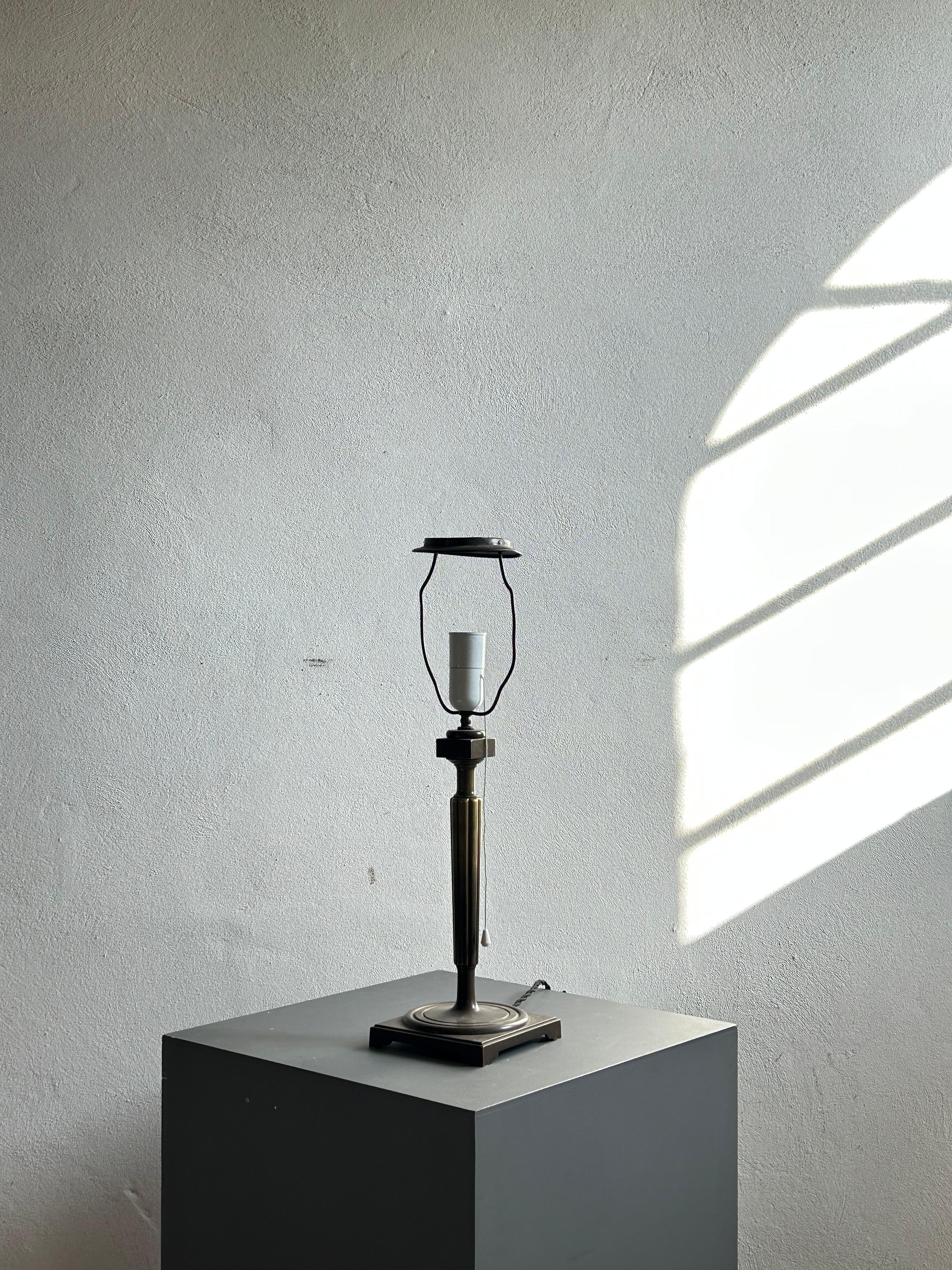 Danois Lampe de table danoise en bronze du début du XXe siècle en vente