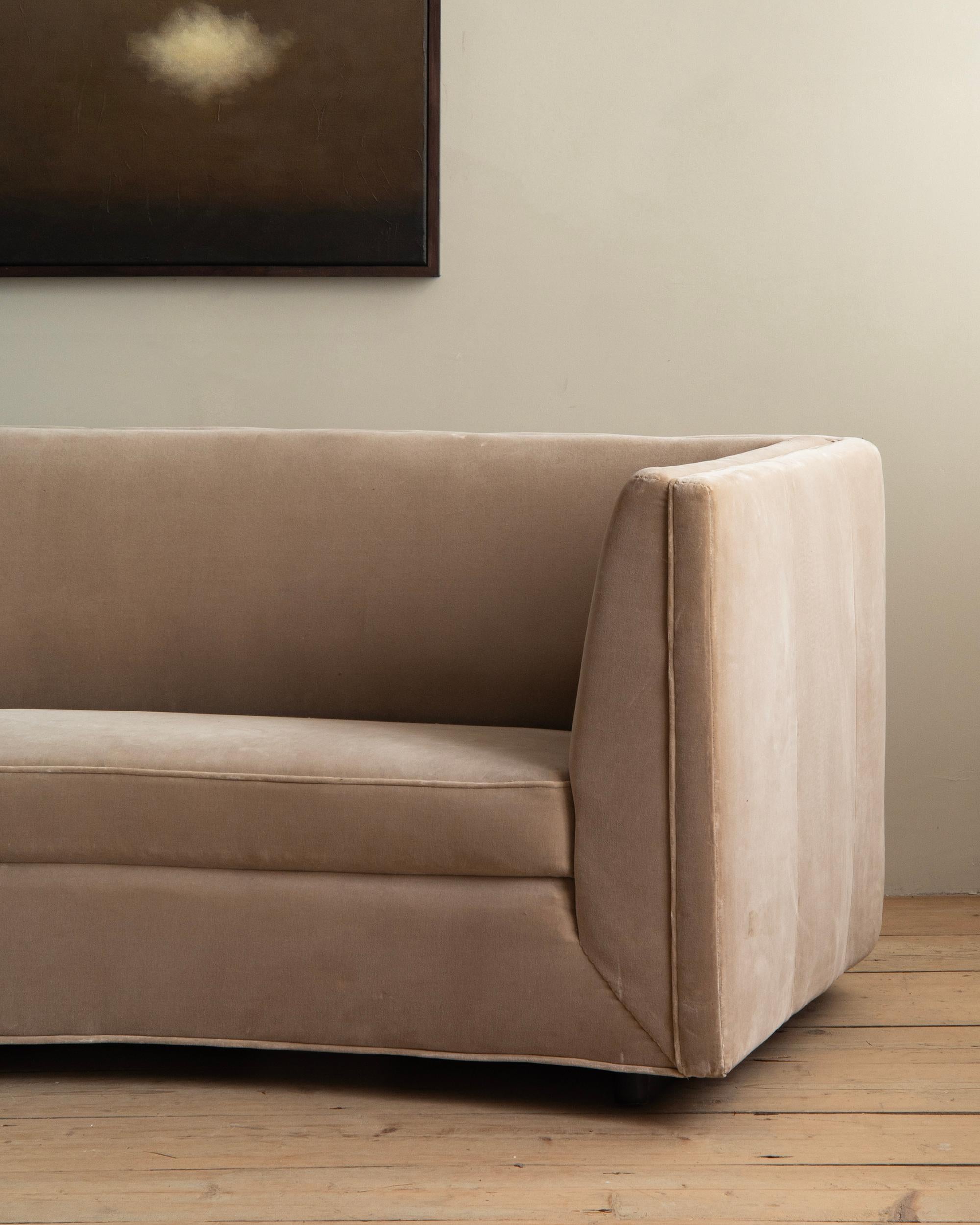 Mid-Century Modern Early 20th Century Danish Curved Sofa en vente