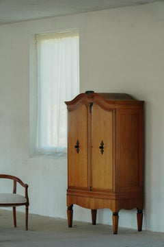 Art-déco-Schrank aus dänischer Eiche aus dem frühen 20. Jahrhundert mit handgeschnitzten Details, 1930er Jahre