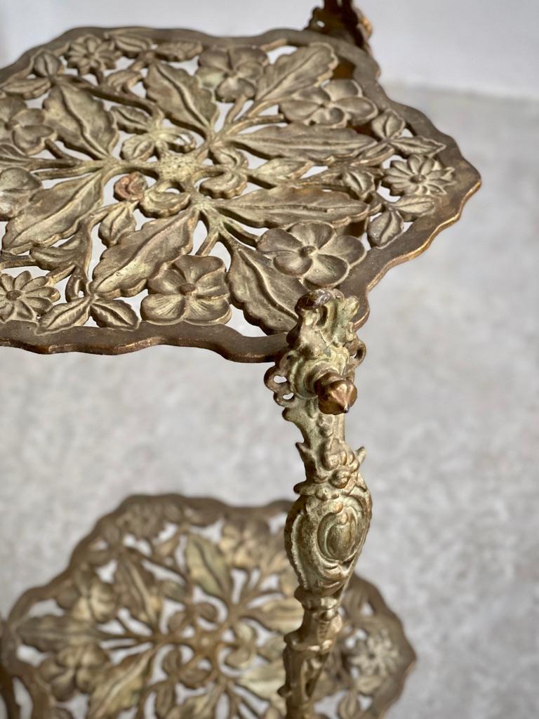 Danischer Sockel des frühen 20. Jahrhunderts aus Bronzeguss mit botanischen Dekorelementen. im Zustand „Gut“ im Angebot in København K, 84