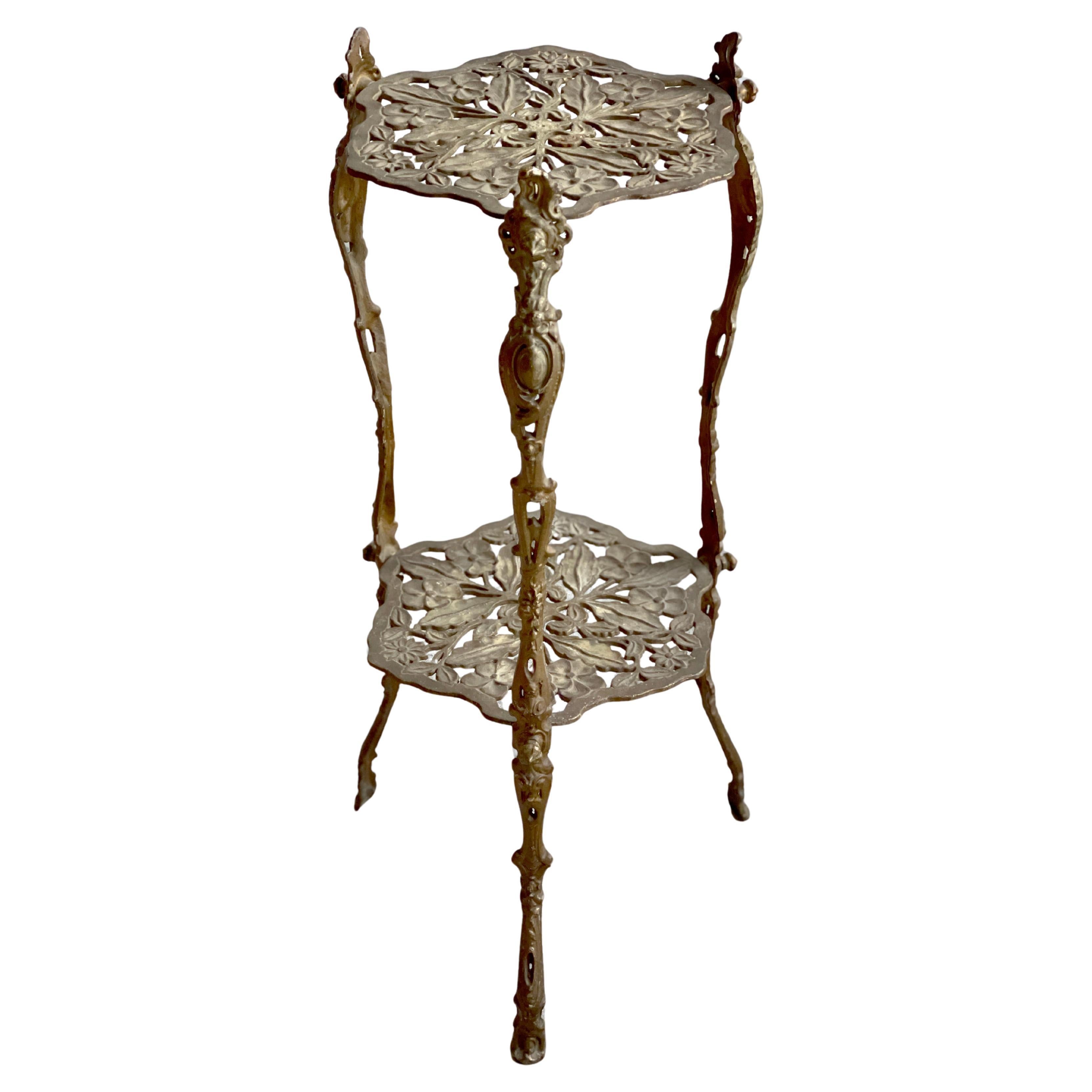 Piédestal danois du début du 20e siècle en bronze moulé avec des éléments de décor botaniques.