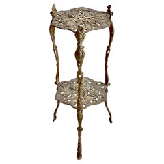 Pedestal danés de principios del siglo XX en bronce fundido con elementos decorativos botánicos.
