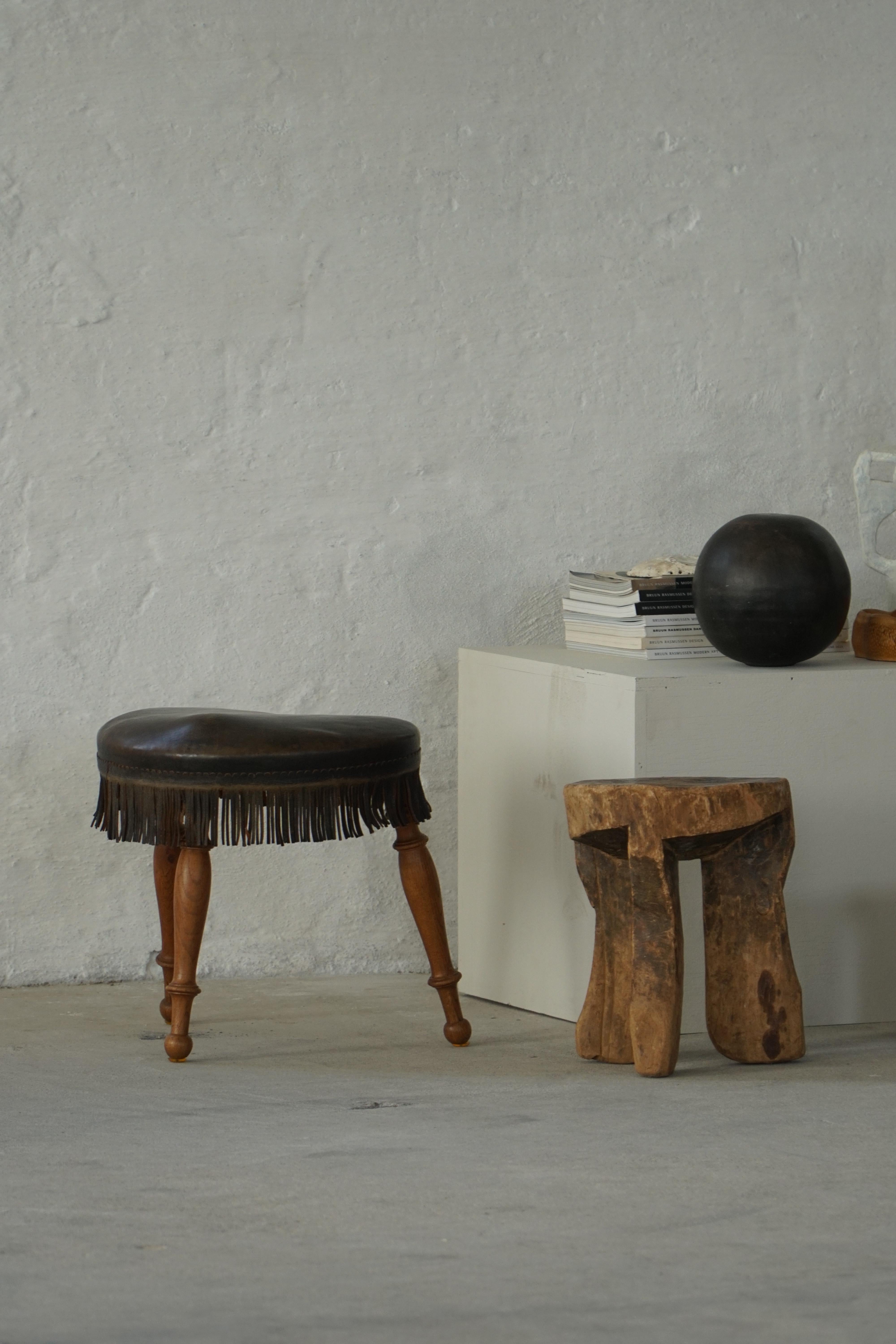 Early 20th Century, Danish Tripod Oak Stool with Leather Fringe, 1930s In Good Condition For Sale In Odense, DK