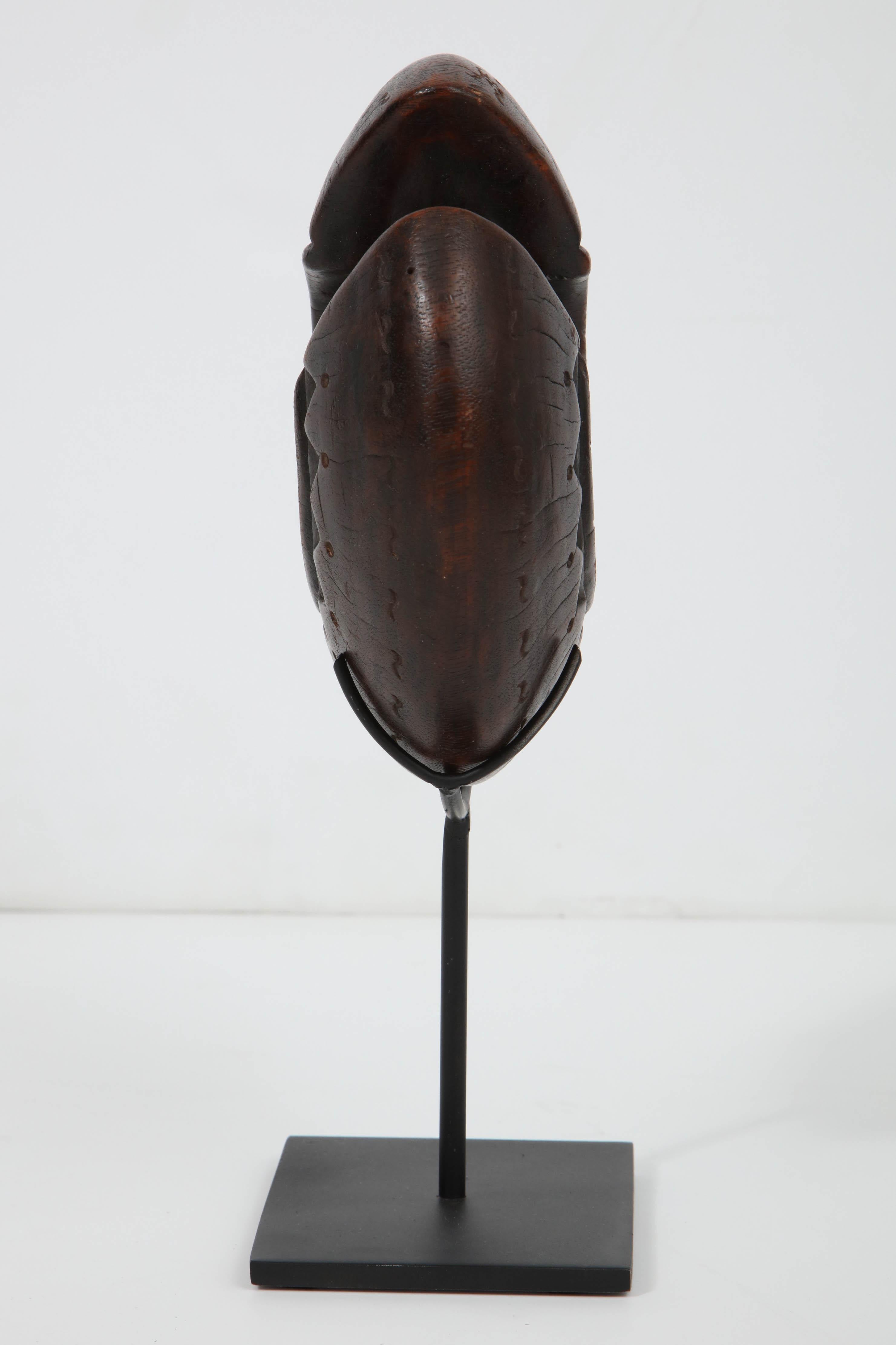 Danka-Holzarmband des frühen 20. Jahrhunderts auf späterem Eisenständer (Sudanesisch) im Angebot