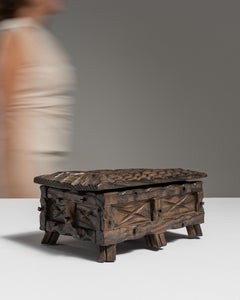Caja de madera española tallada a mano, de color marrón oscuro, de principios del siglo XX
