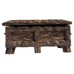 Caja de madera española tallada a mano, de color marrón oscuro, de principios del siglo XX