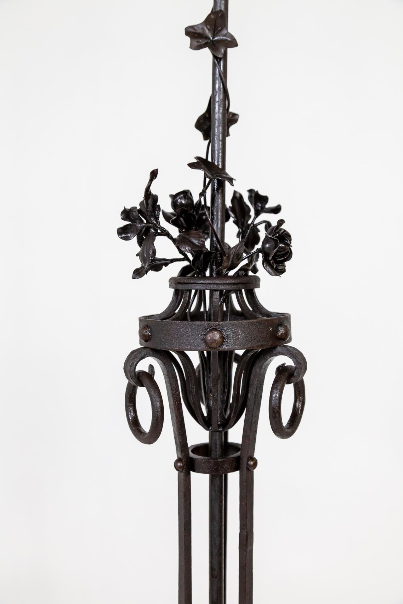 French Early 20th Cent. Black Wrought Iron Ivy Art Deco Floor Lamp For Sale