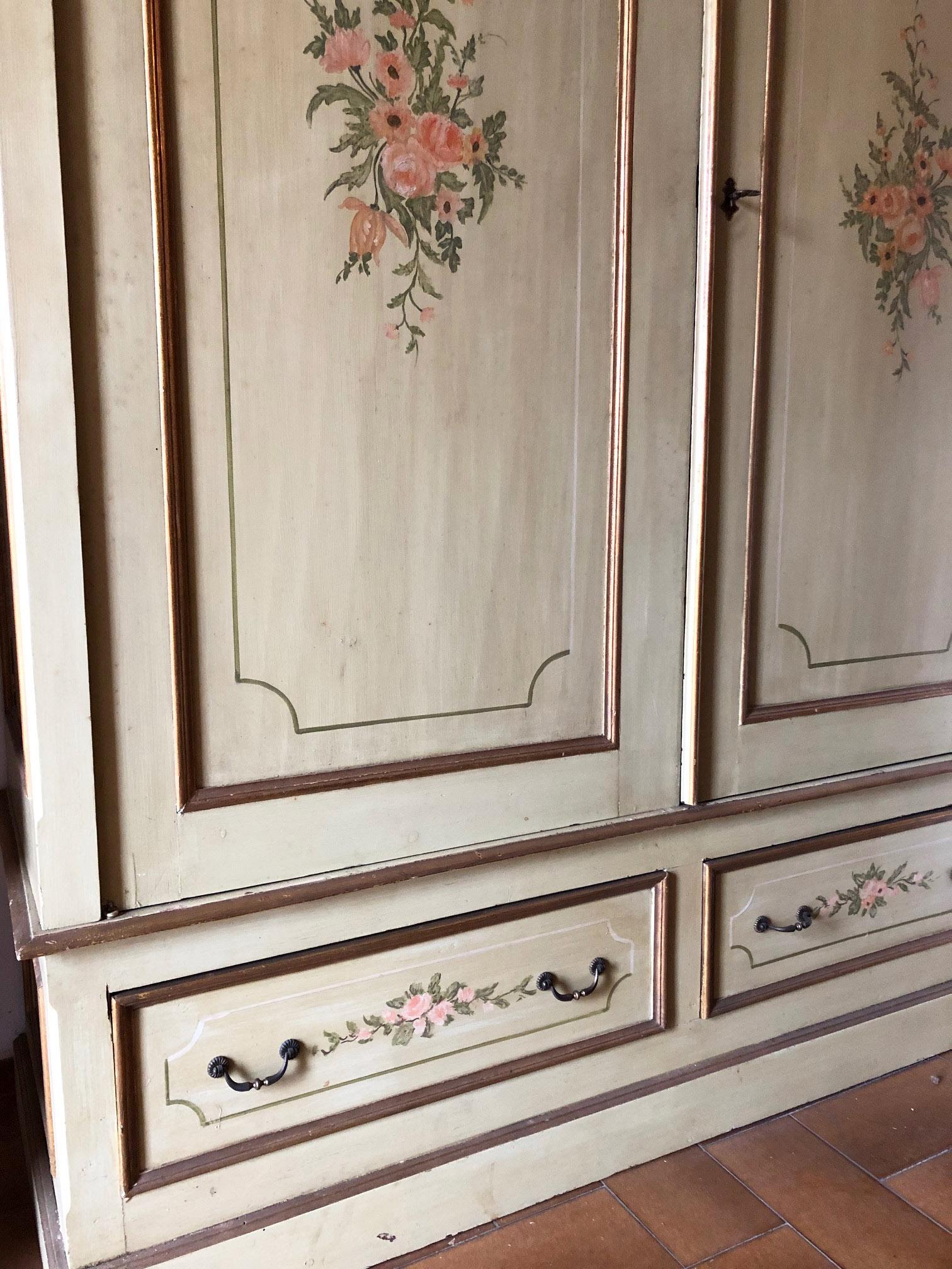 Early 20th Century Decorated Wardrobe Fir Handmade Country Chic Original Tuscan In Good Condition In Buggiano, IT