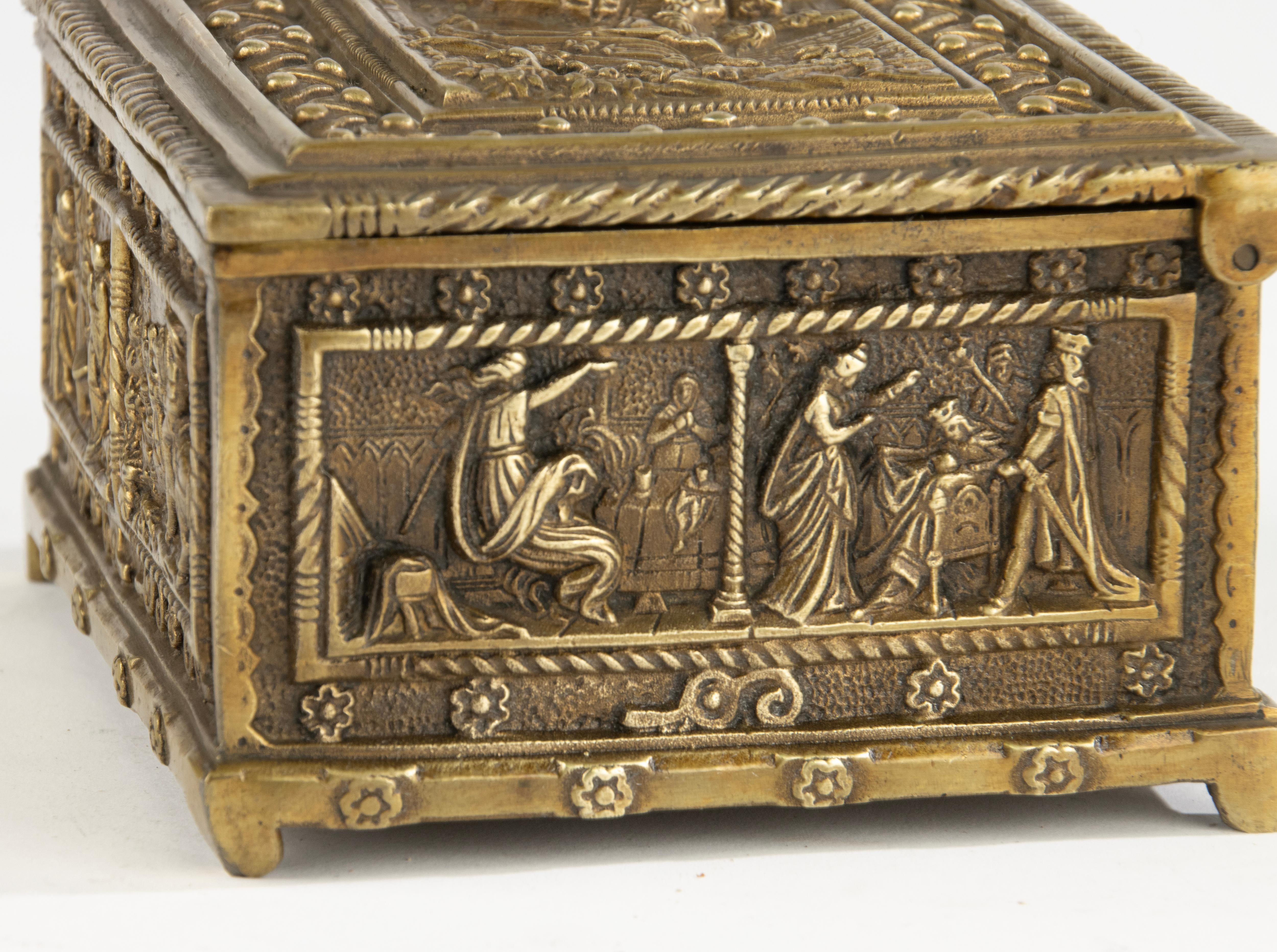 Early 20th Century Decorative Box - Brass - Gothic Tristan and Isolde Theme For Sale 5