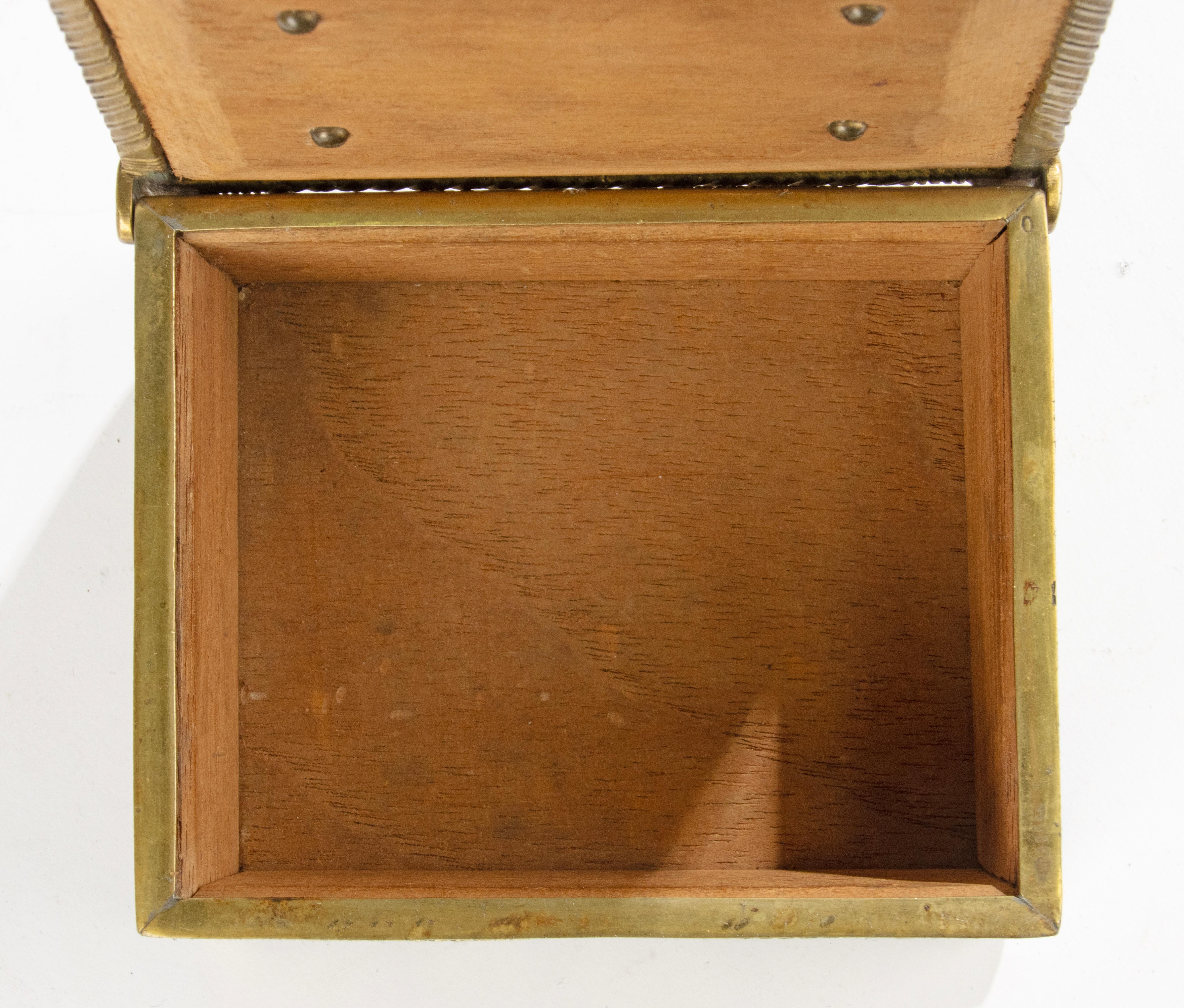 Early 20th Century Decorative Box - Brass - Gothic Tristan and Isolde Theme For Sale 6
