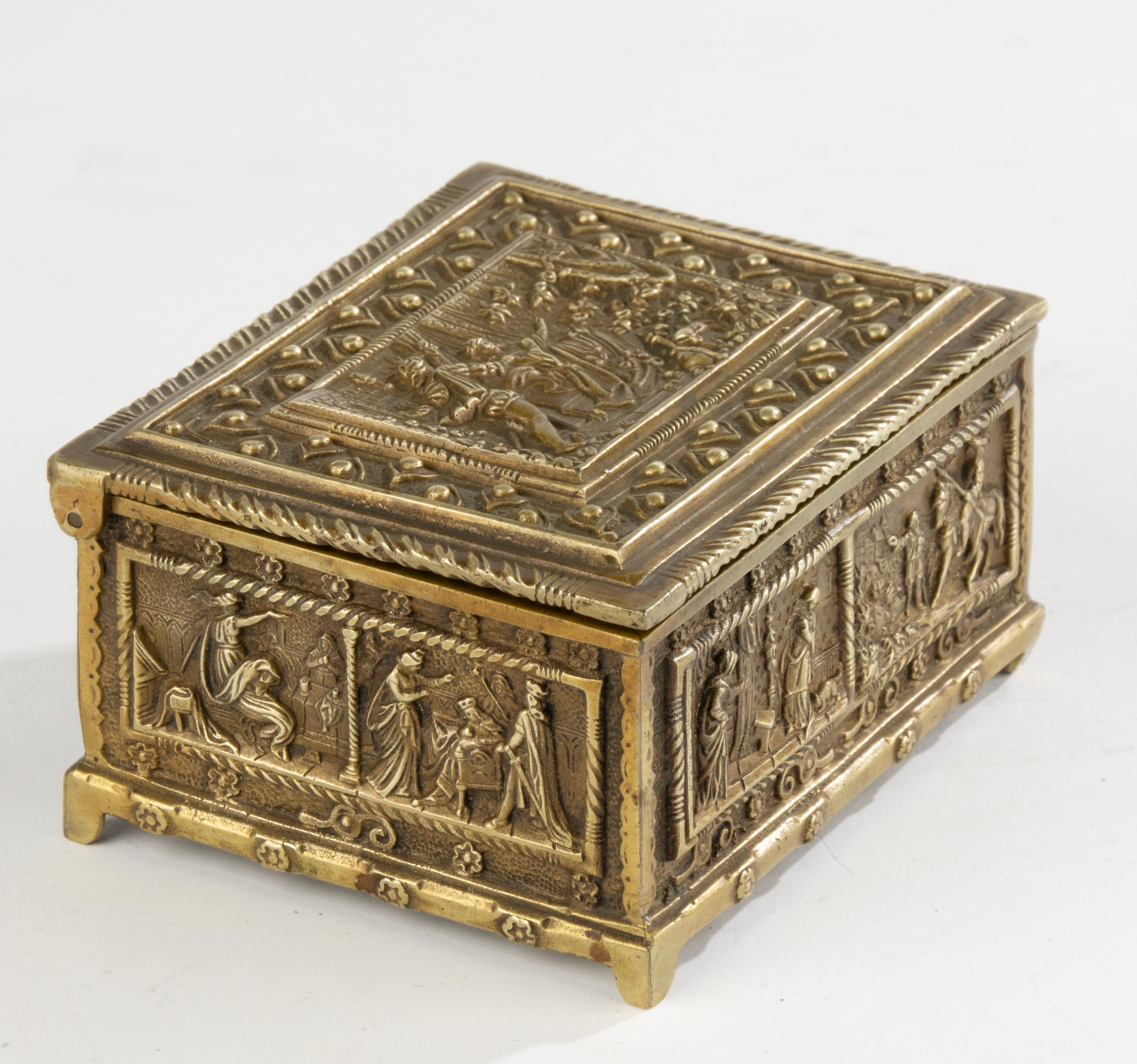 Early 20th Century Decorative Box - Brass - Gothic Tristan and Isolde Theme For Sale 8