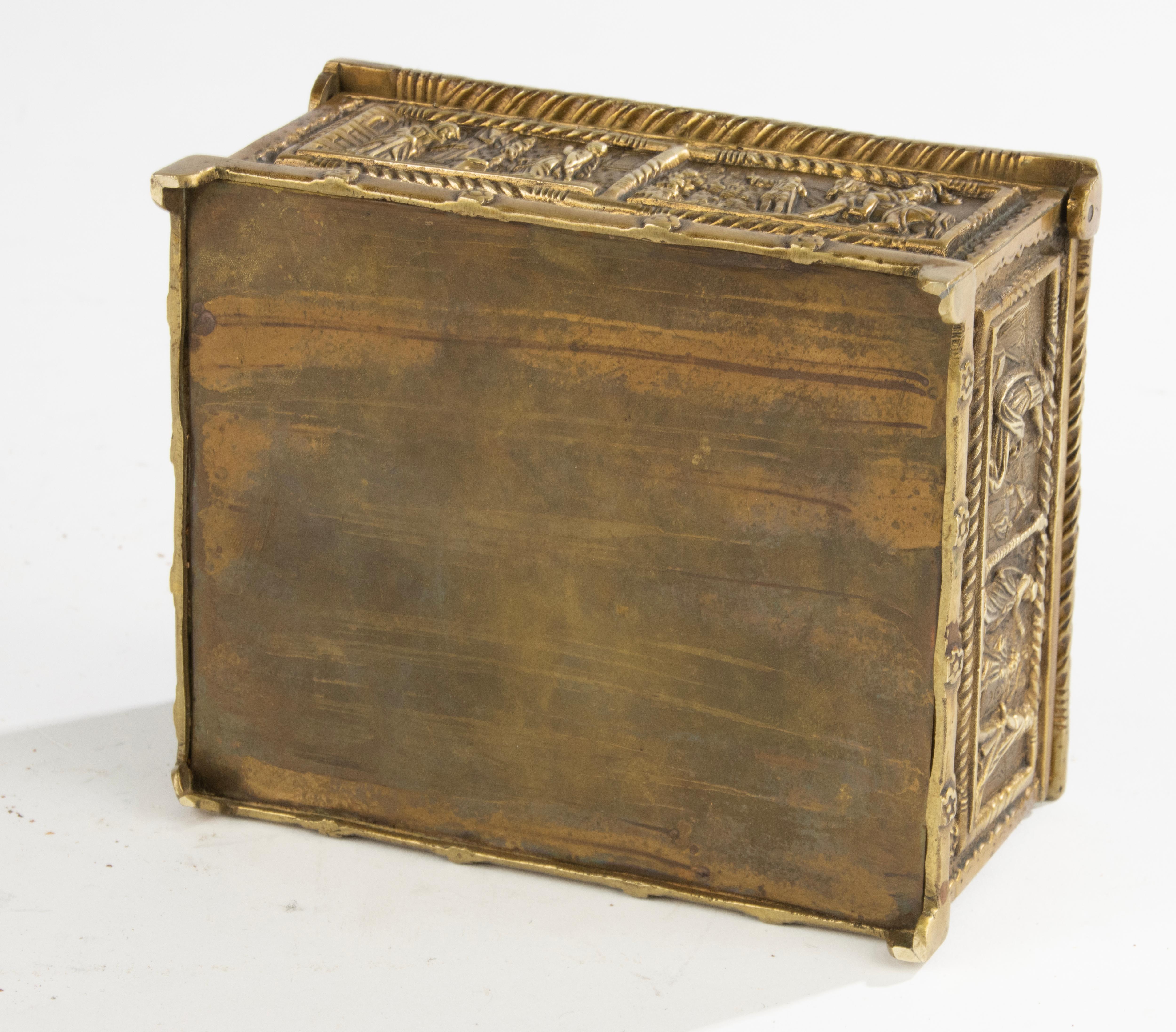 Early 20th Century Decorative Box - Brass - Gothic Tristan and Isolde Theme For Sale 9