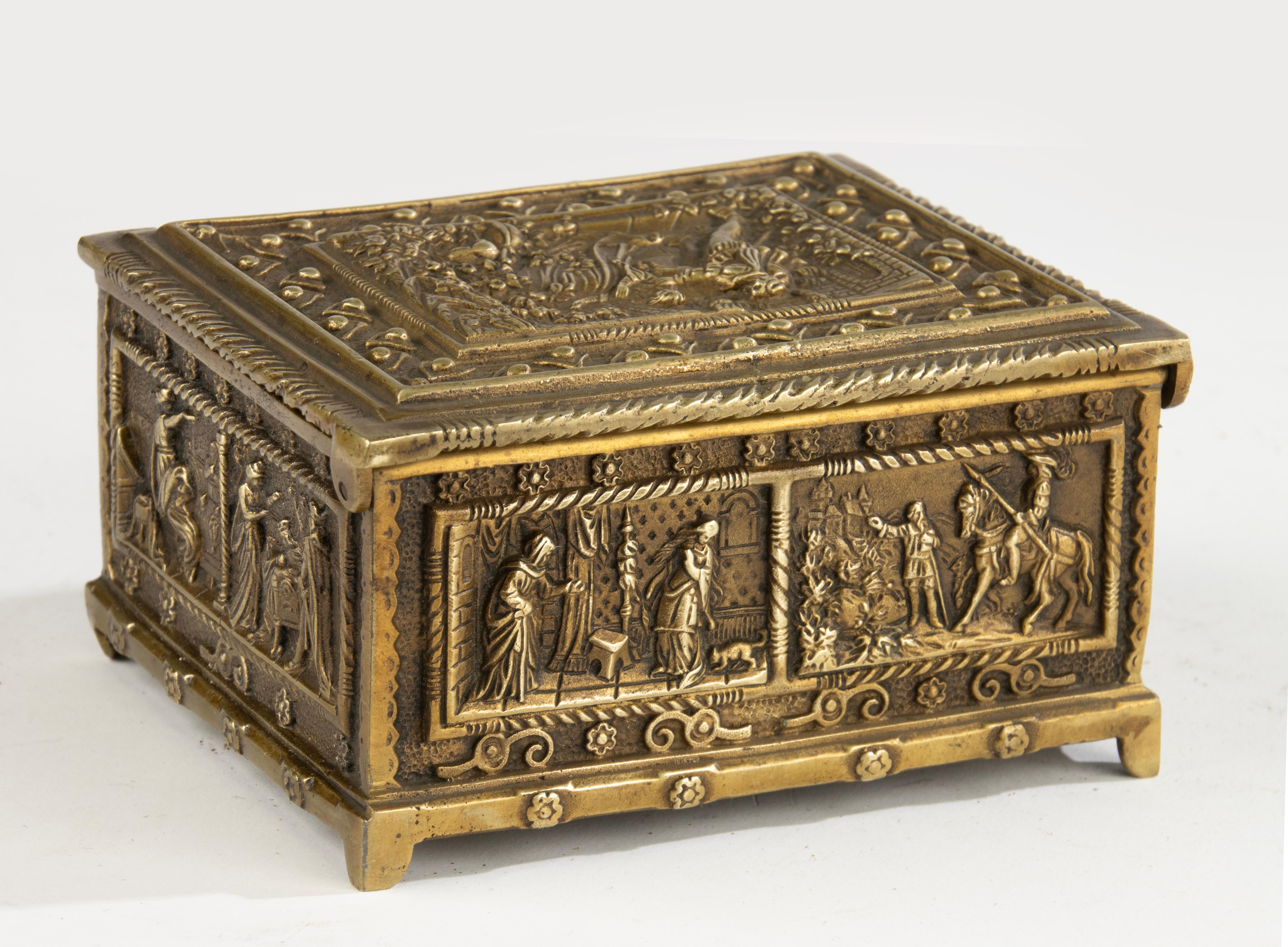 Early 20th Century Decorative Box - Brass - Gothic Tristan and Isolde Theme For Sale 10