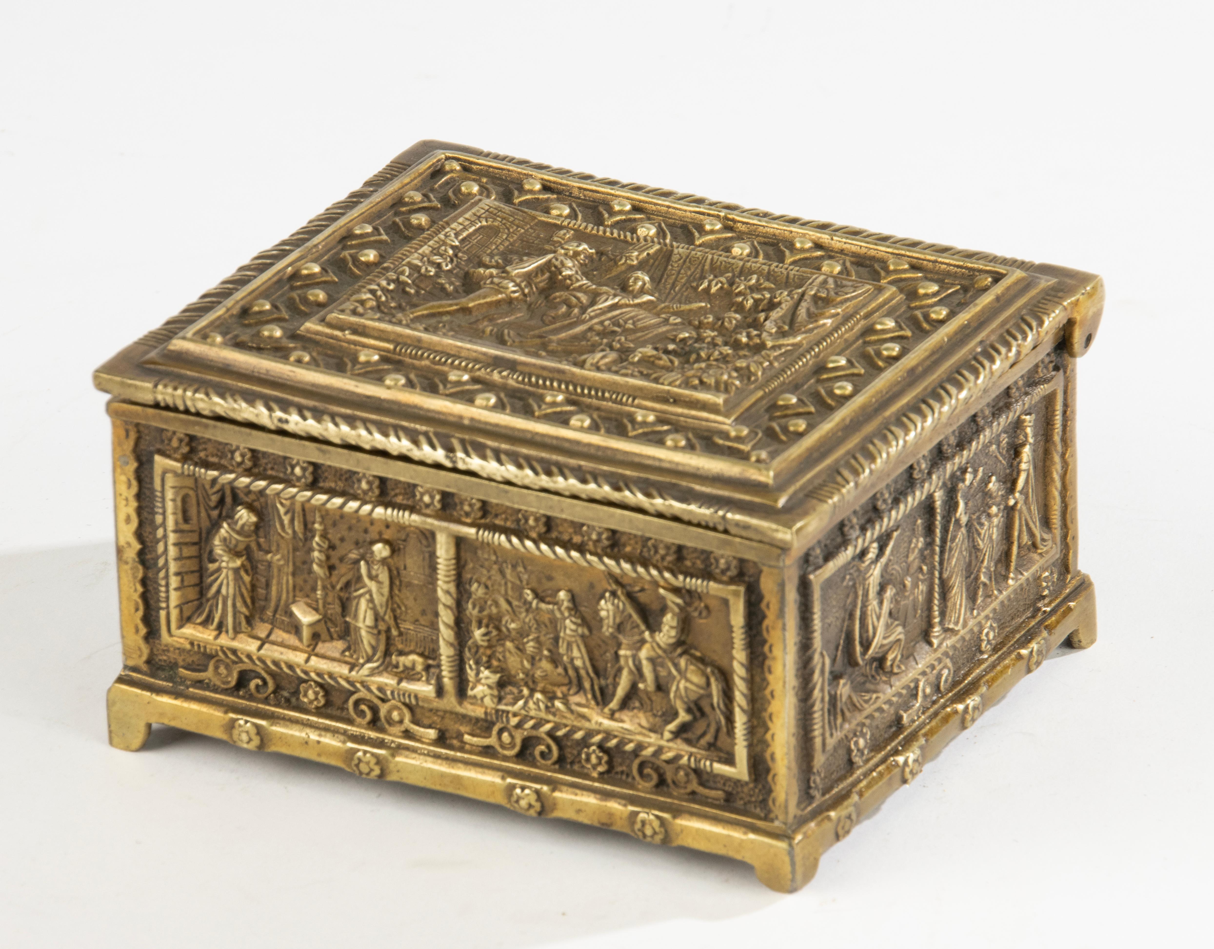 A beautiful decorative box, made of brass.
The box is richly decorated with elegant motifs and representations of the classic story Tristan and Isolde.
The box was probably made in Belgium or France, at the beginning of the 20th century.
The box is