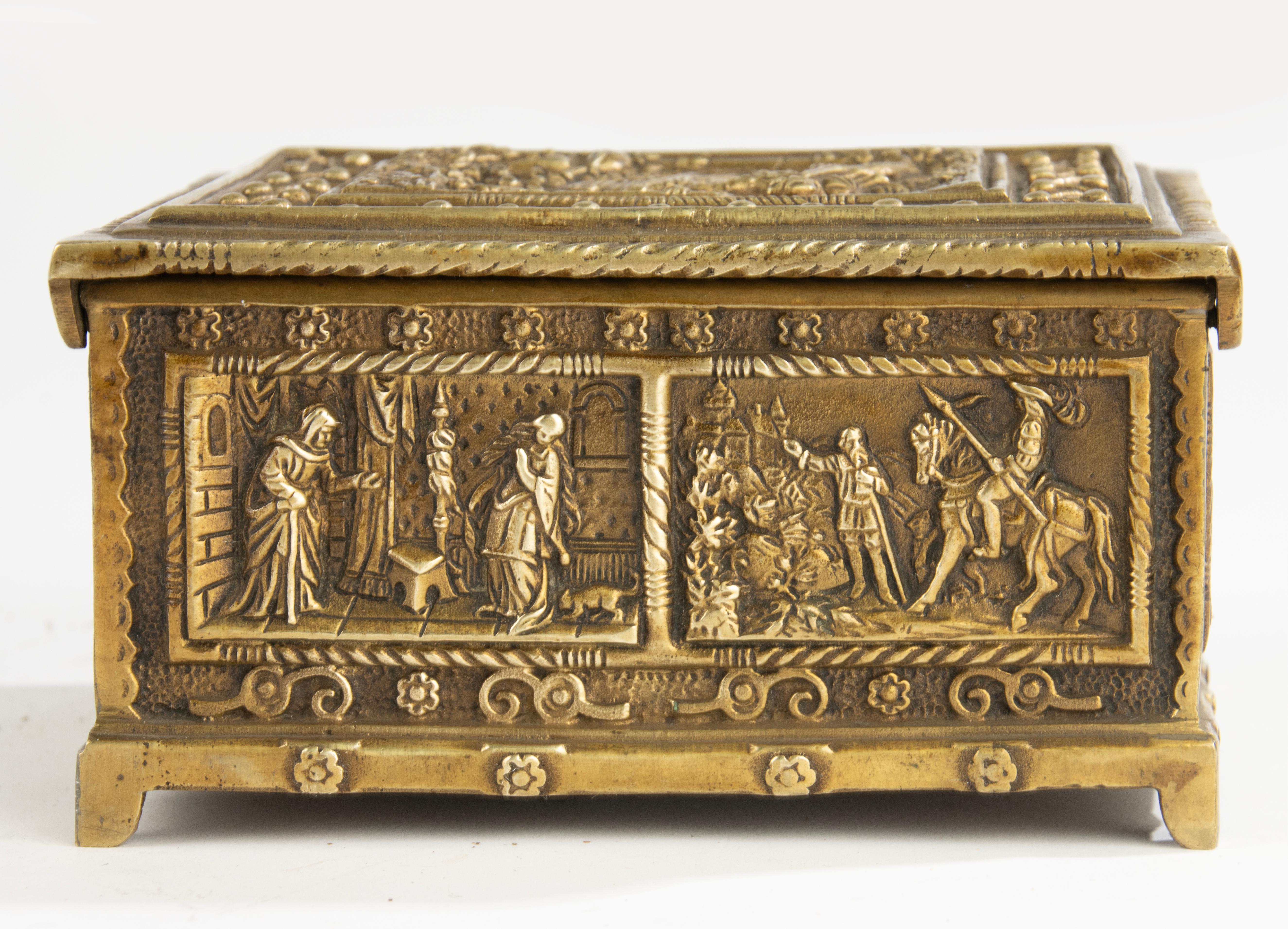 Early 20th Century Decorative Box - Brass - Gothic Tristan and Isolde Theme For Sale 2