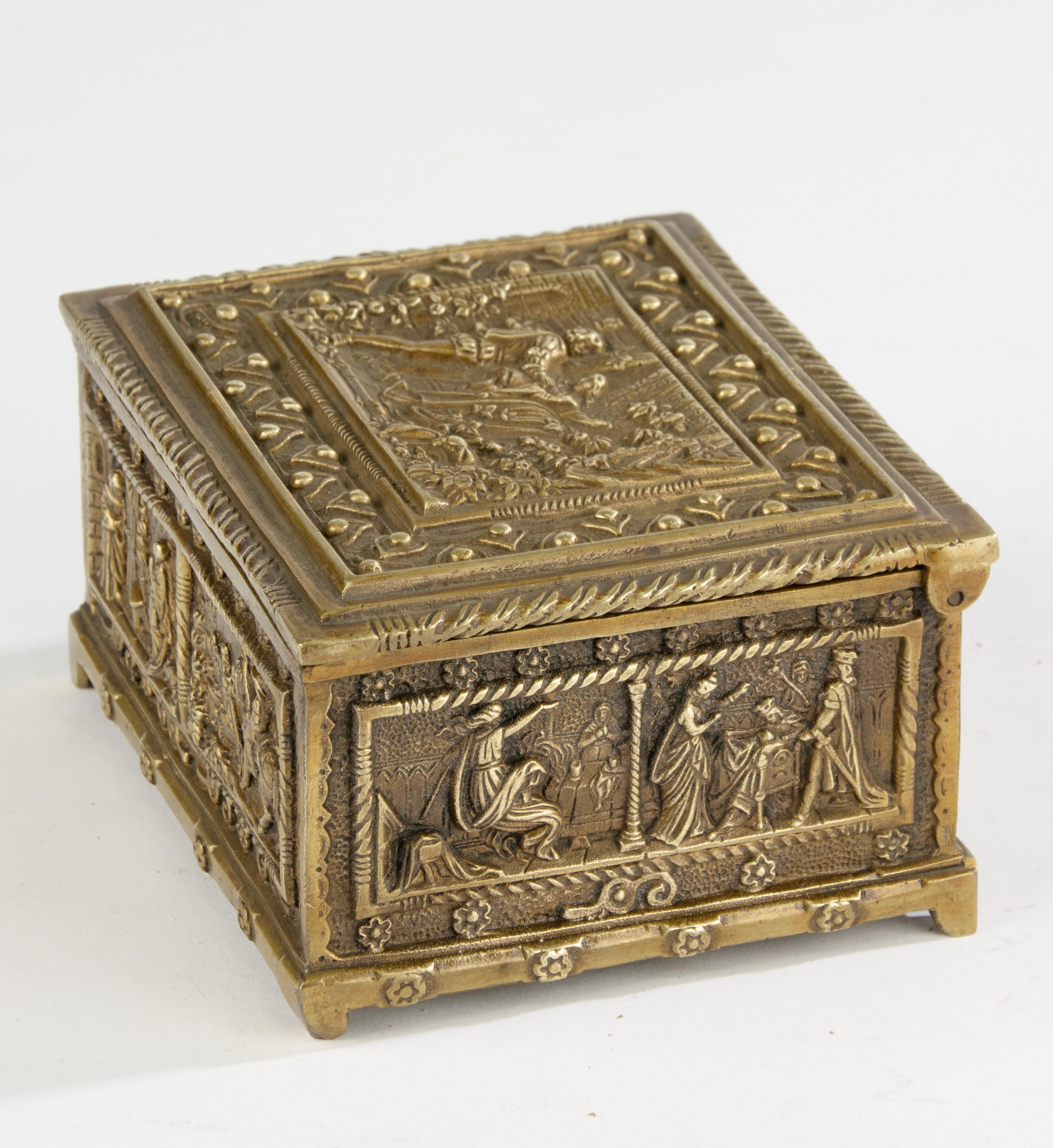 Early 20th Century Decorative Box - Brass - Gothic Tristan and Isolde Theme For Sale 4