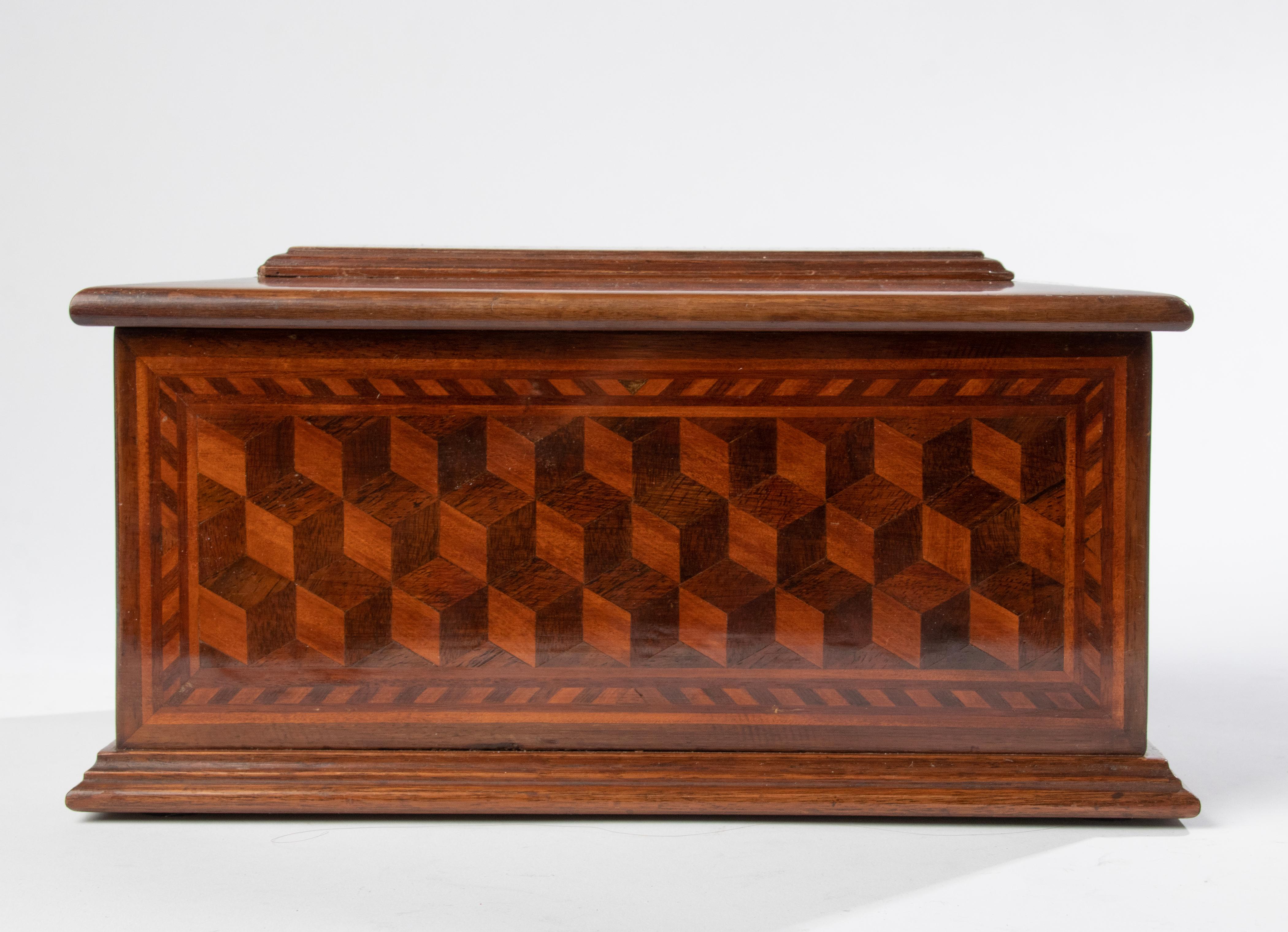 Early 20th Century Decorative Wooden Box Marquetry with Cubic Pattern 1