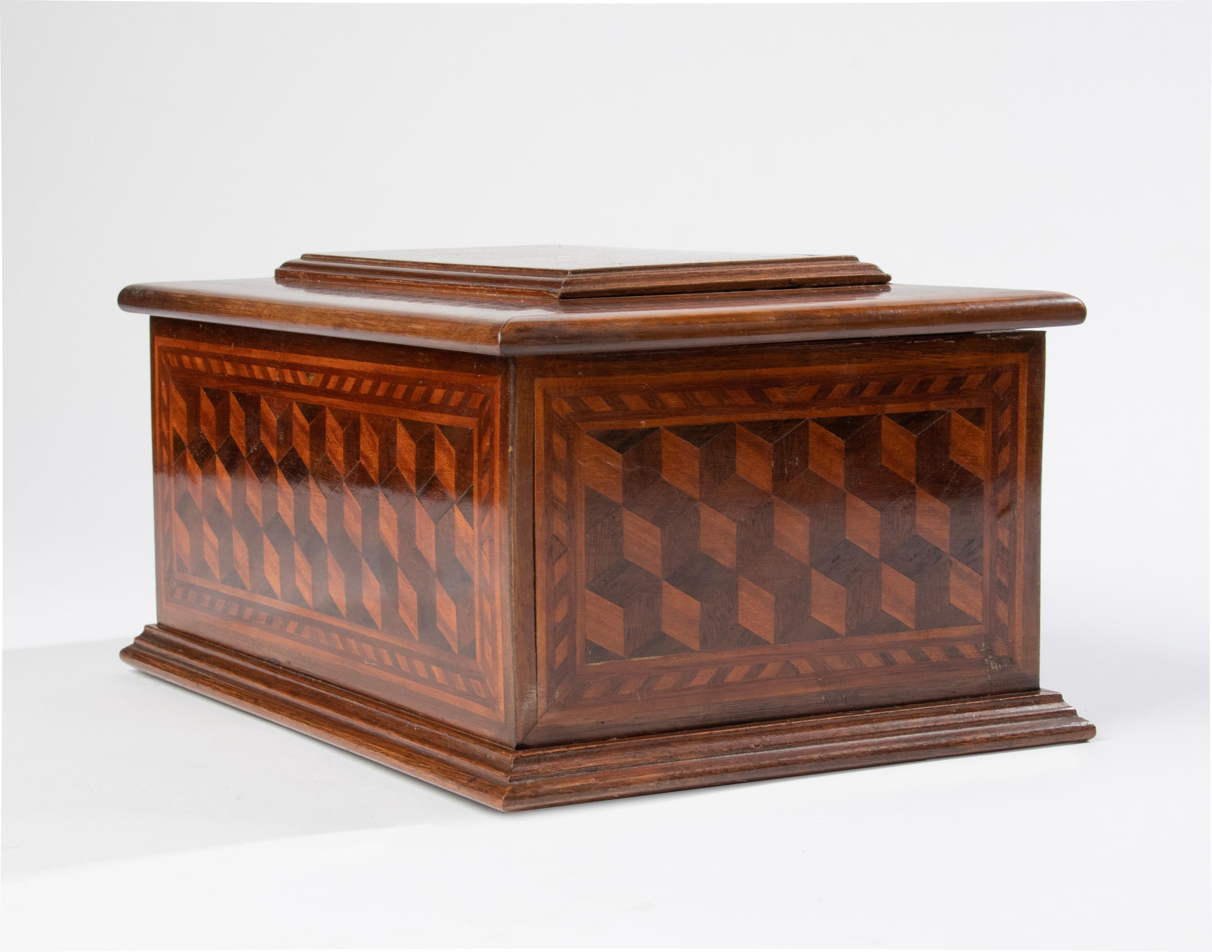 Early 20th Century Decorative Wooden Box Marquetry with Cubic Pattern 4