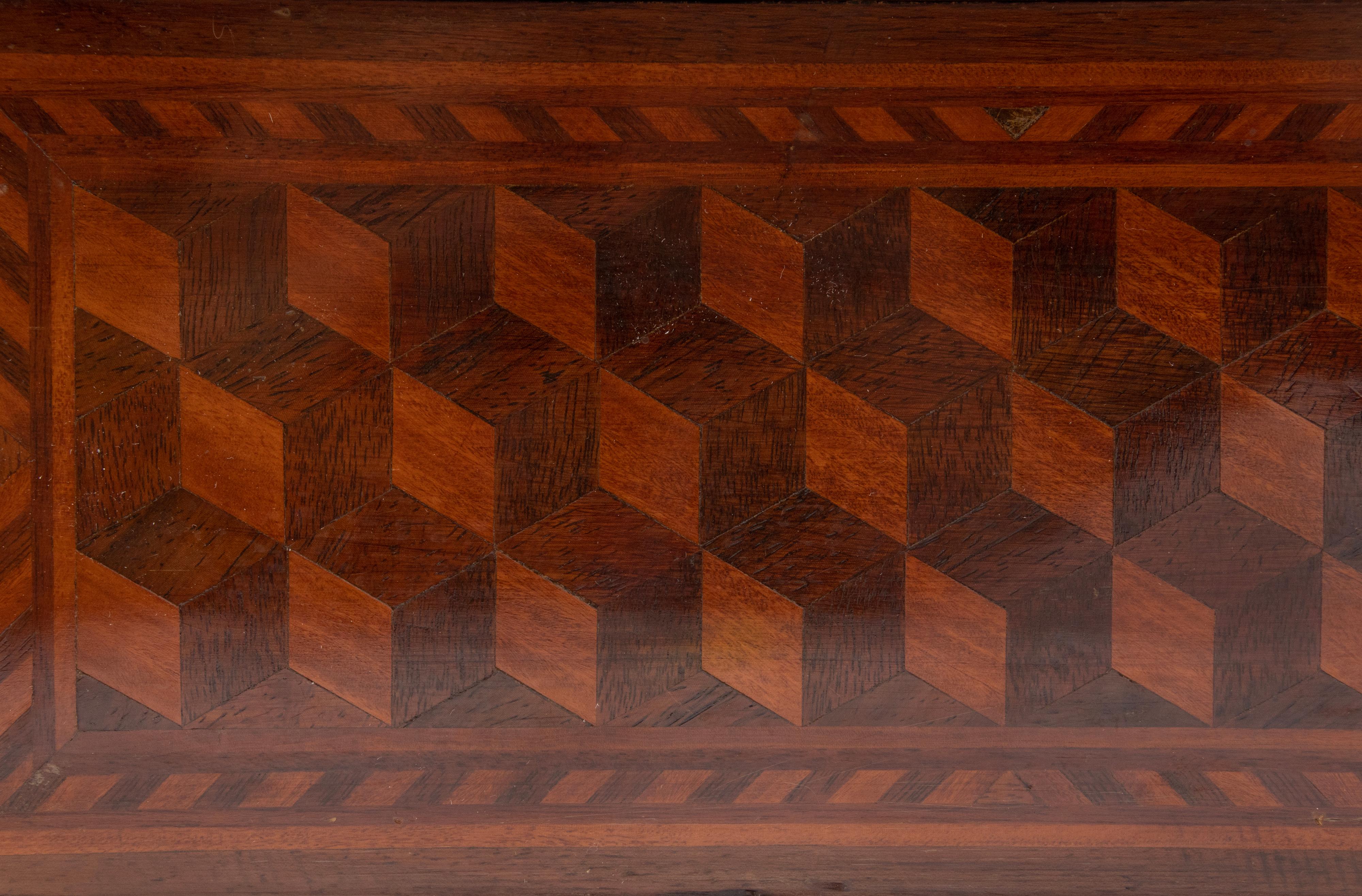 Early 20th Century Decorative Wooden Box Marquetry with Cubic Pattern 5