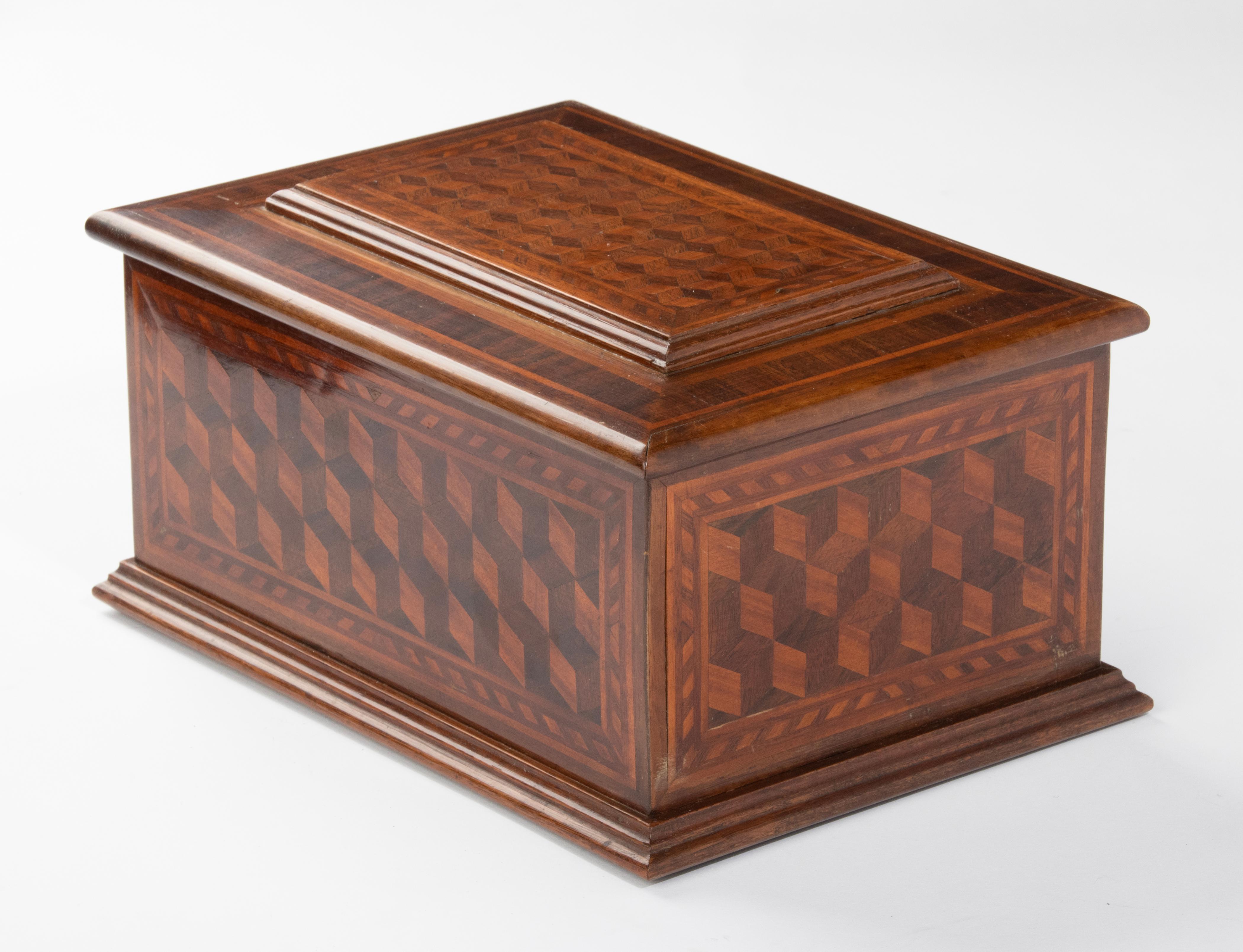 Early 20th Century Decorative Wooden Box Marquetry with Cubic Pattern 6