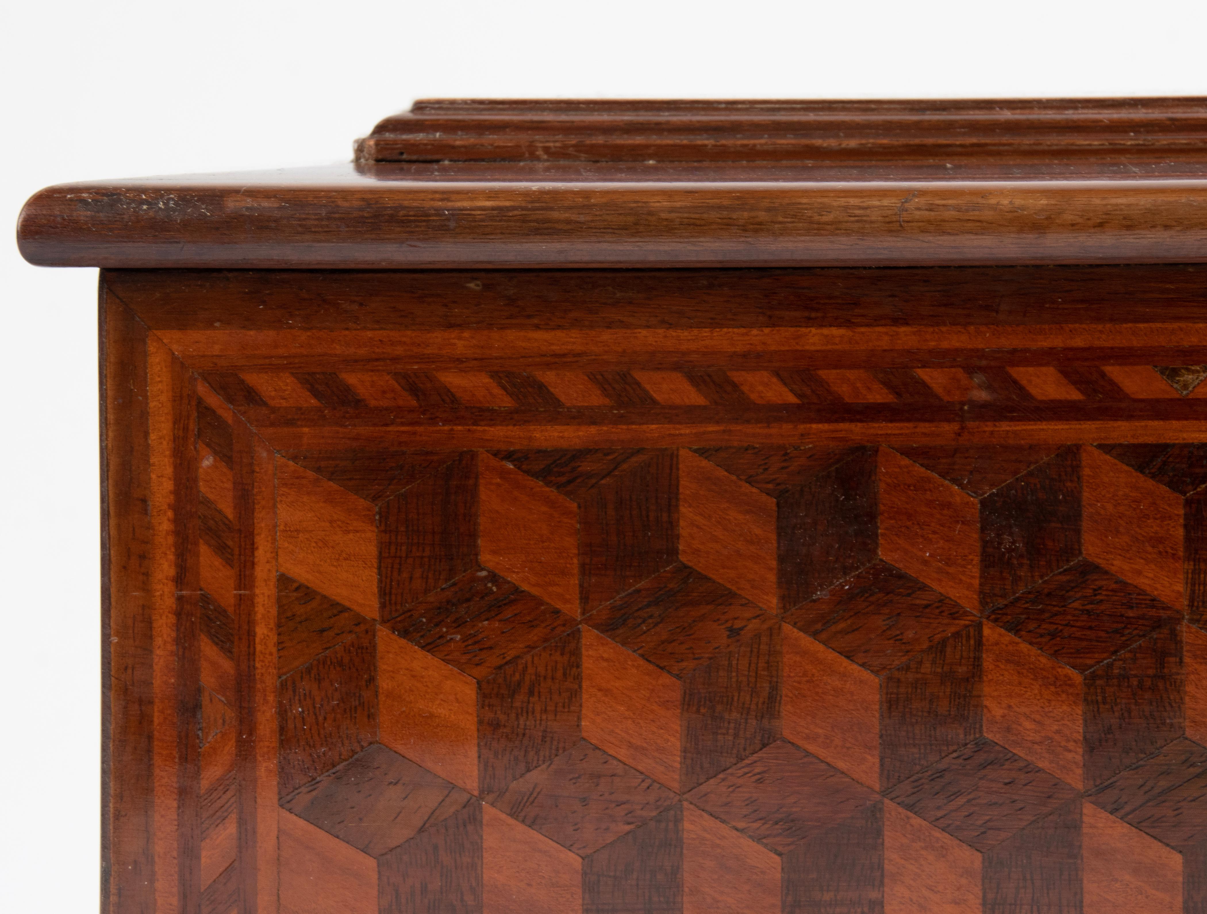 Early 20th Century Decorative Wooden Box Marquetry with Cubic Pattern 7
