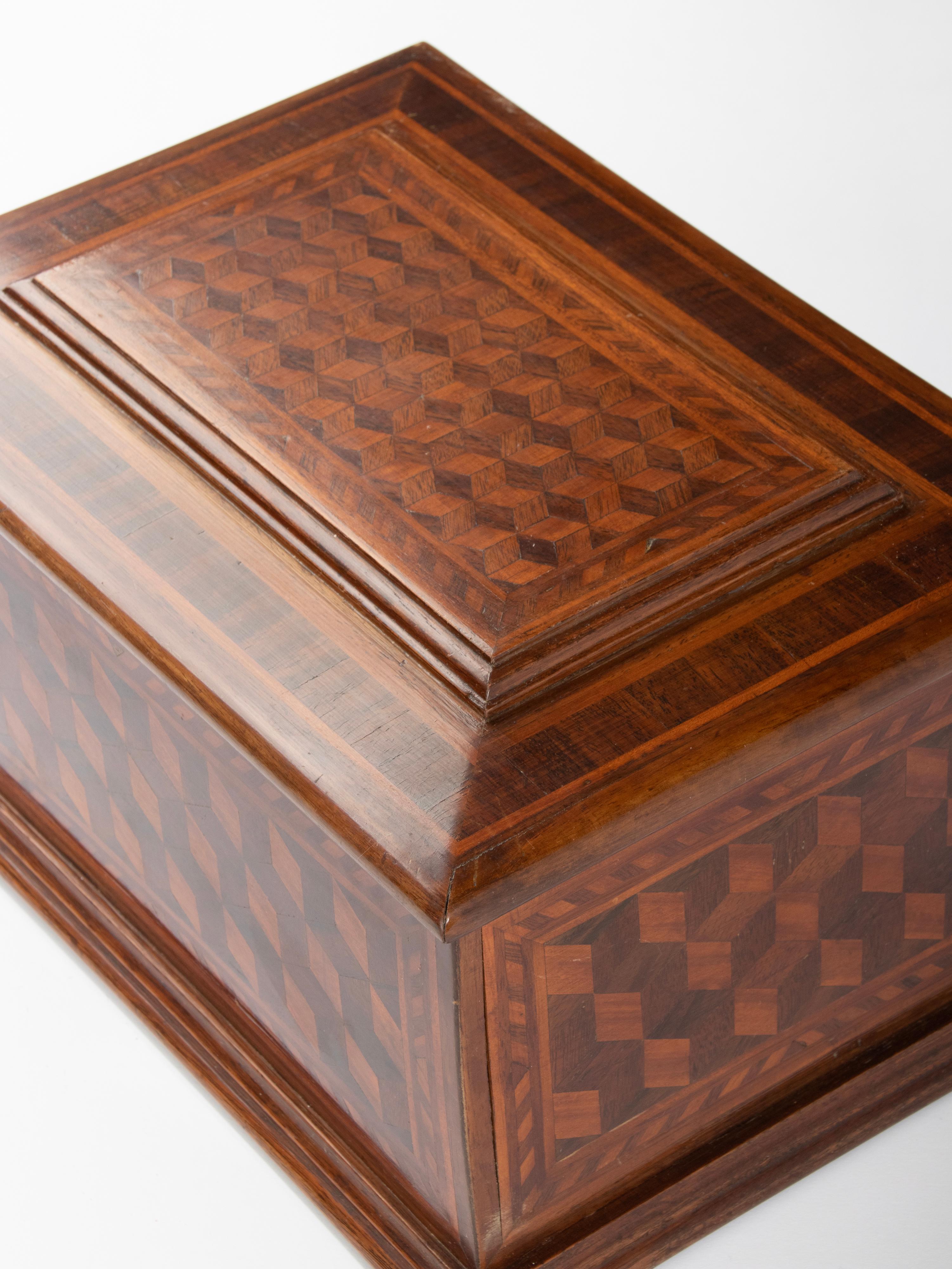 Early 20th Century Decorative Wooden Box Marquetry with Cubic Pattern 8