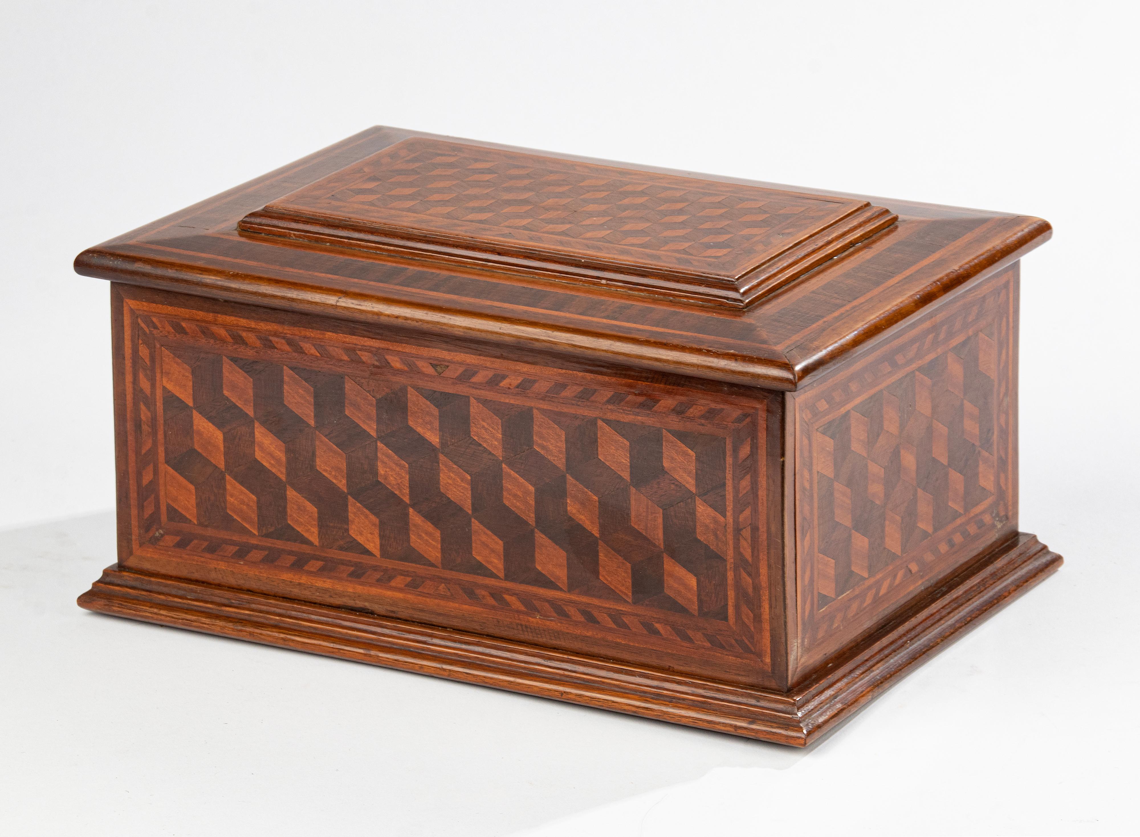 Hand-Crafted Early 20th Century Decorative Wooden Box Marquetry with Cubic Pattern