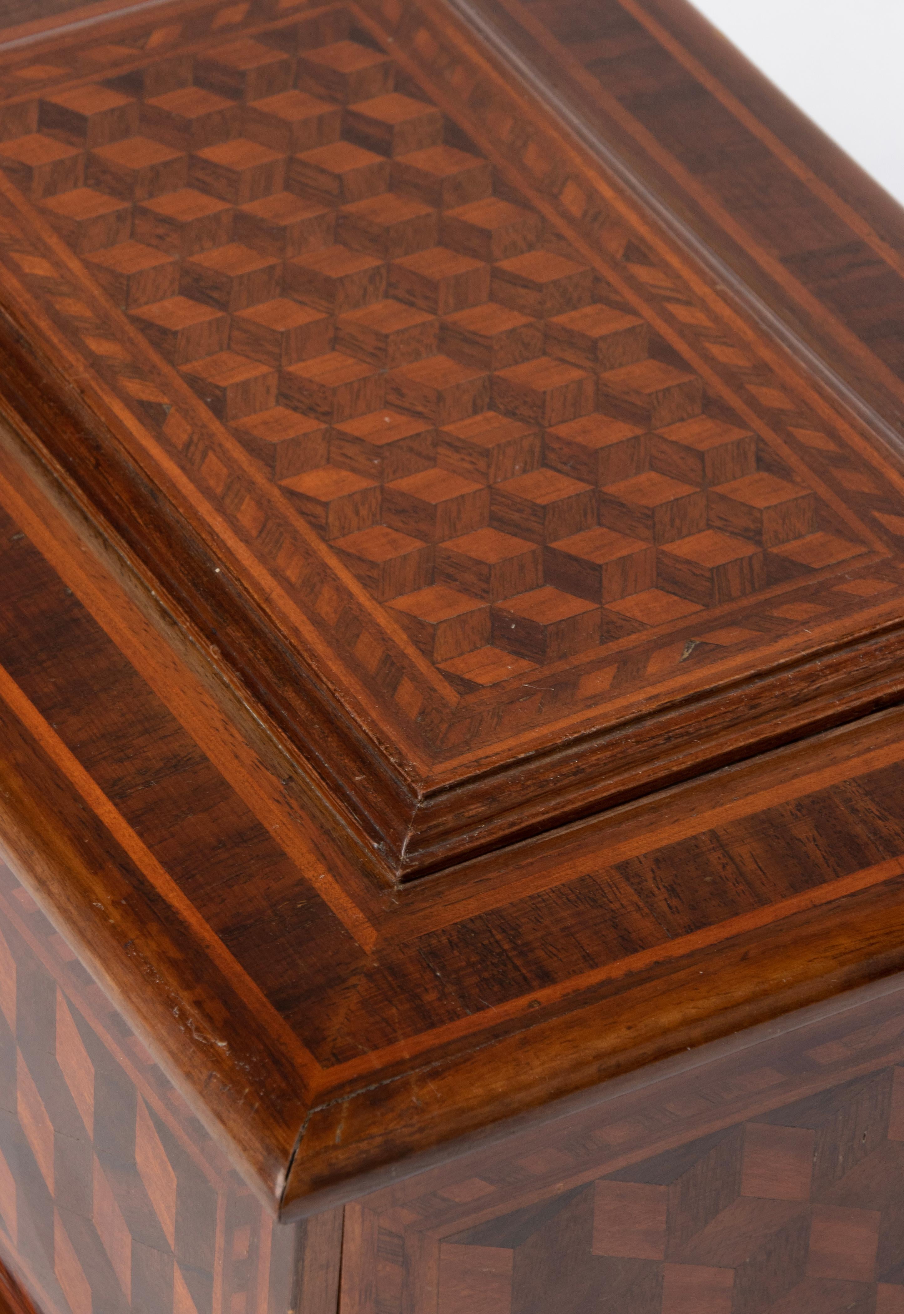 Early 20th Century Decorative Wooden Box Marquetry with Cubic Pattern In Good Condition In Casteren, Noord-Brabant