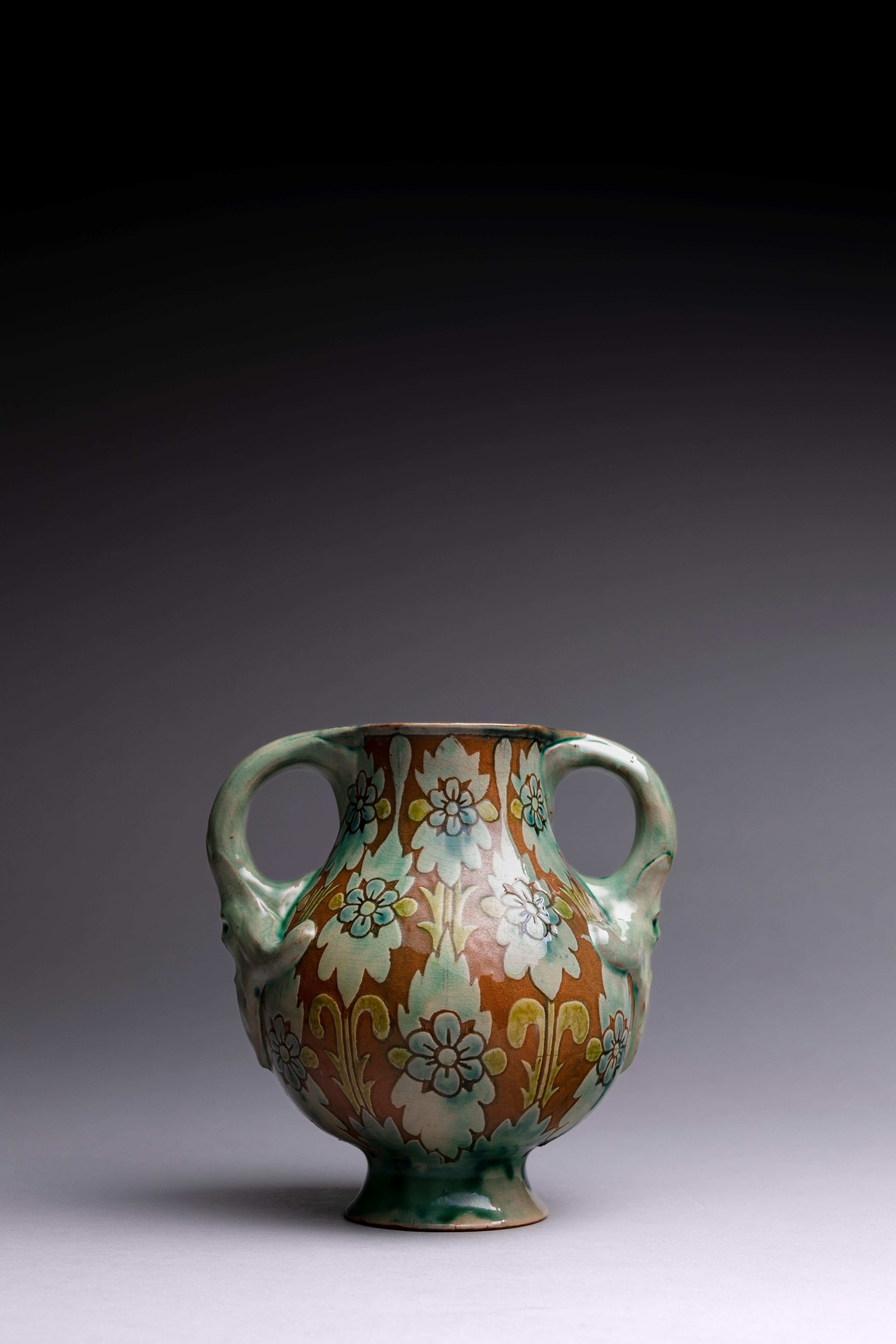 Urna a doppio manico Arts & Crafts creata da Gwendoline Buckler per Della Robbia Pottery intorno al 1900.

Della Robbia Pottery, che prende il nome dalla ceramica italiana Della Robbia, si trovava a Birkenhead, nel Cheshire, dal 1893 al 1906. Grazie