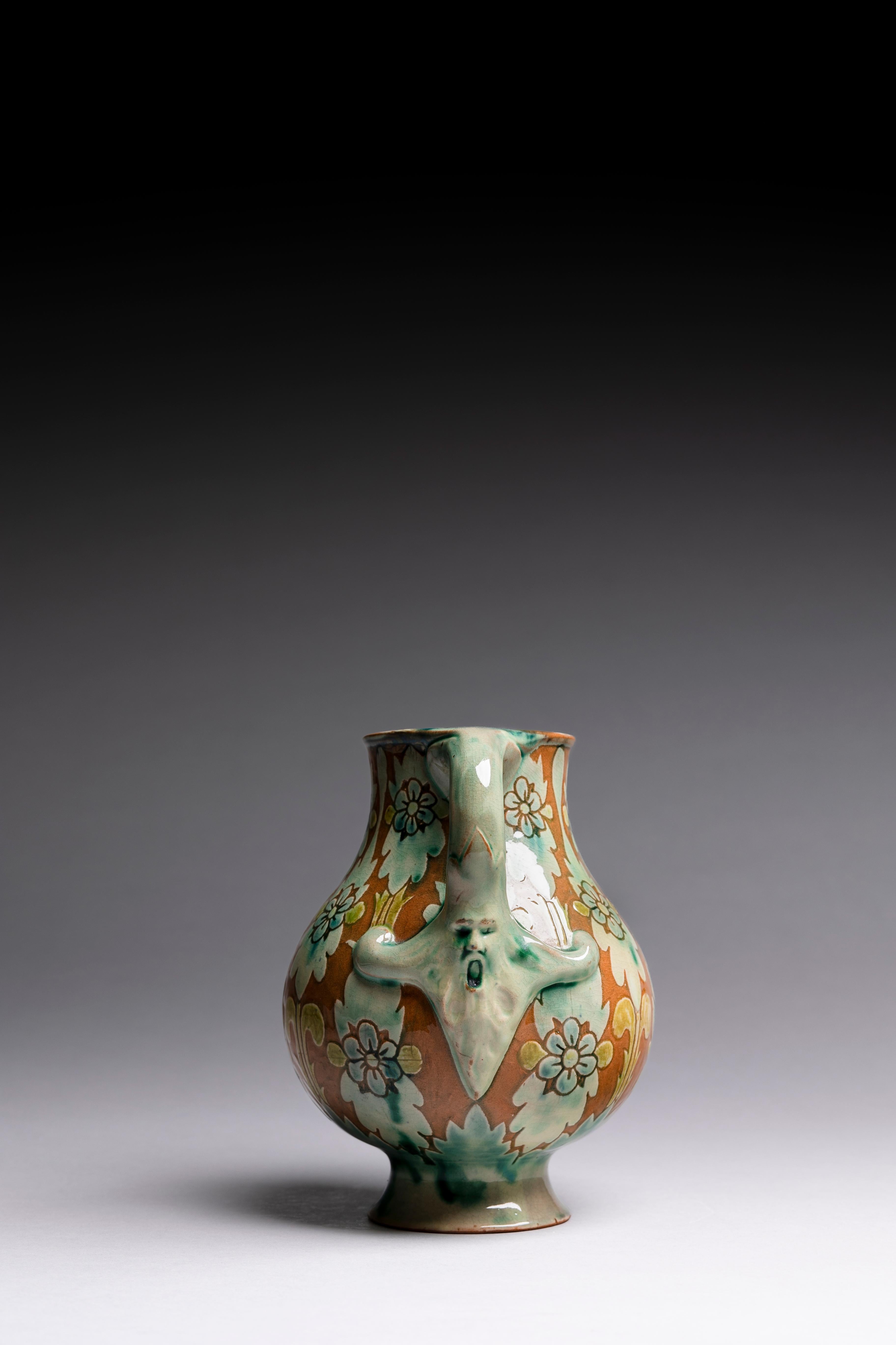 Arts and Crafts Vaso in ceramica Della Robbia Pottery dei primi del Novecento in vendita